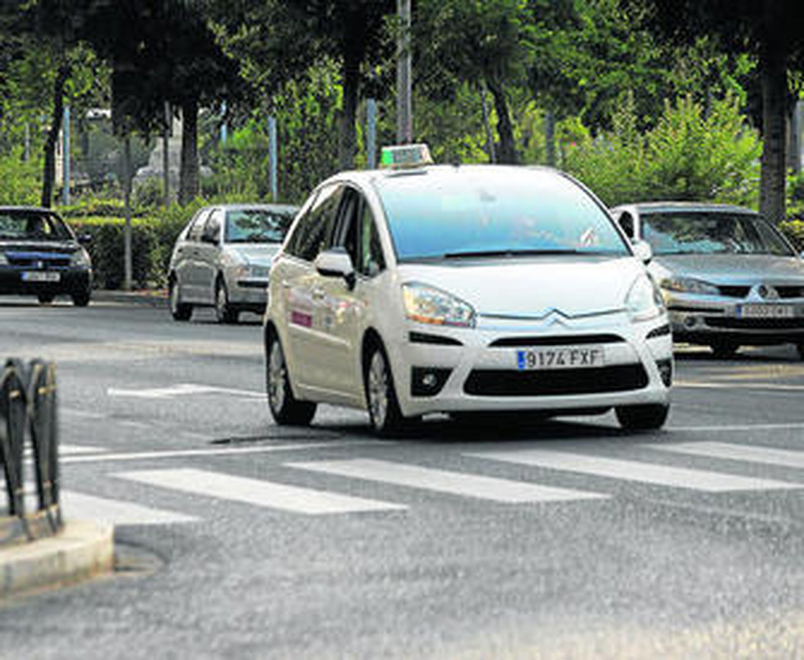 Un taxi circula por una calle del centro de la ciudad.