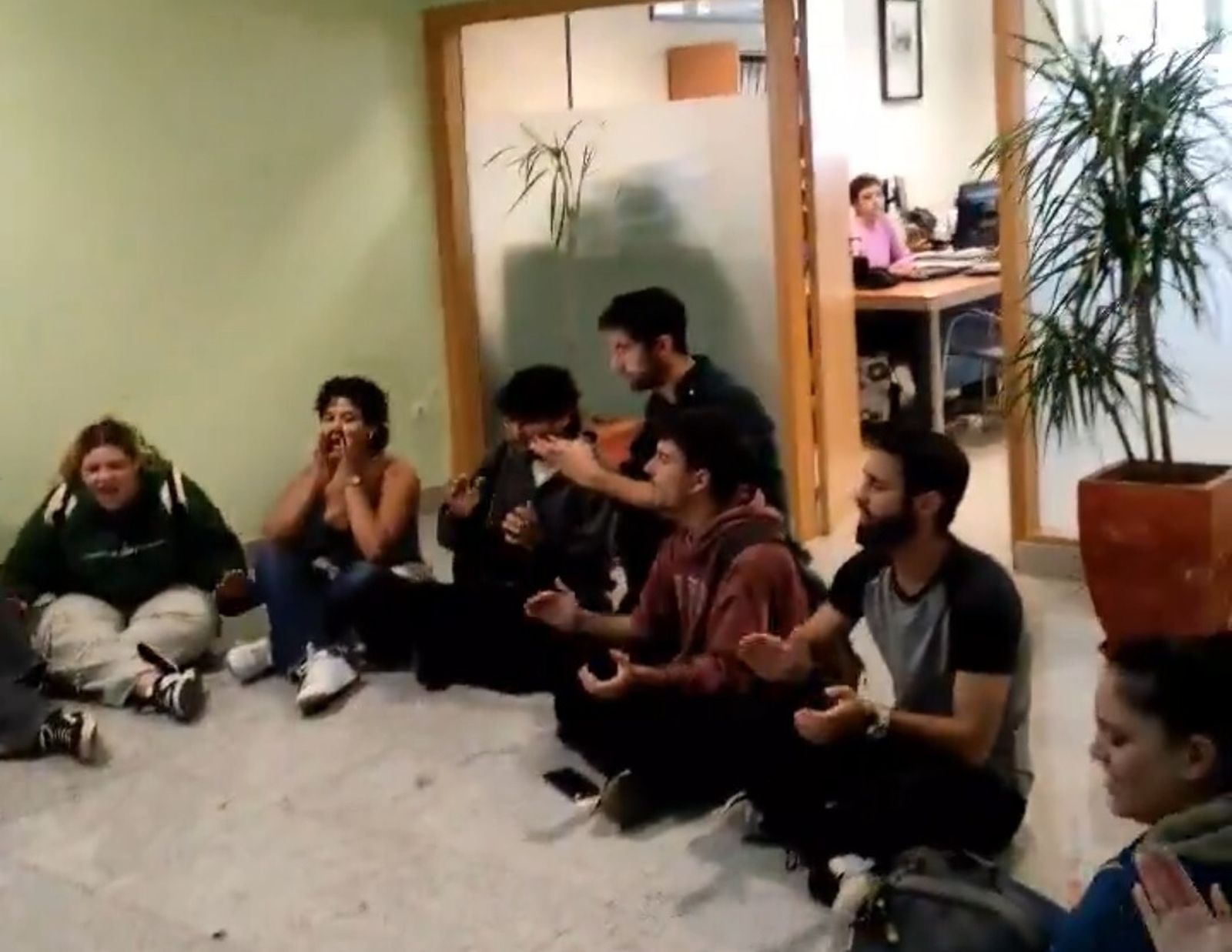 Estudiantes encerrados en el Rectorado de la UPO.