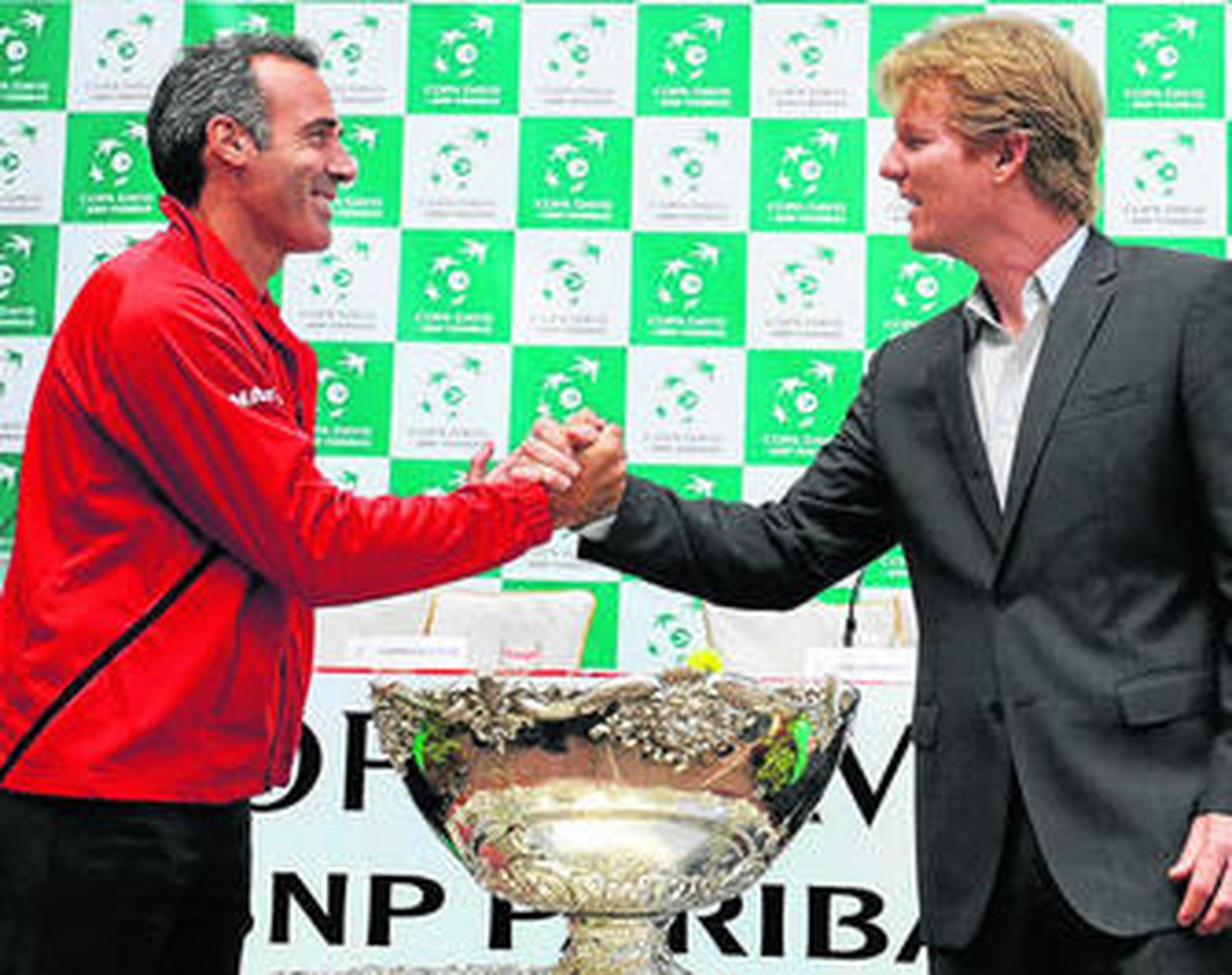 Álex Corretja y Jim Courier, los capitanes, se saludan ante la Ensaladera.