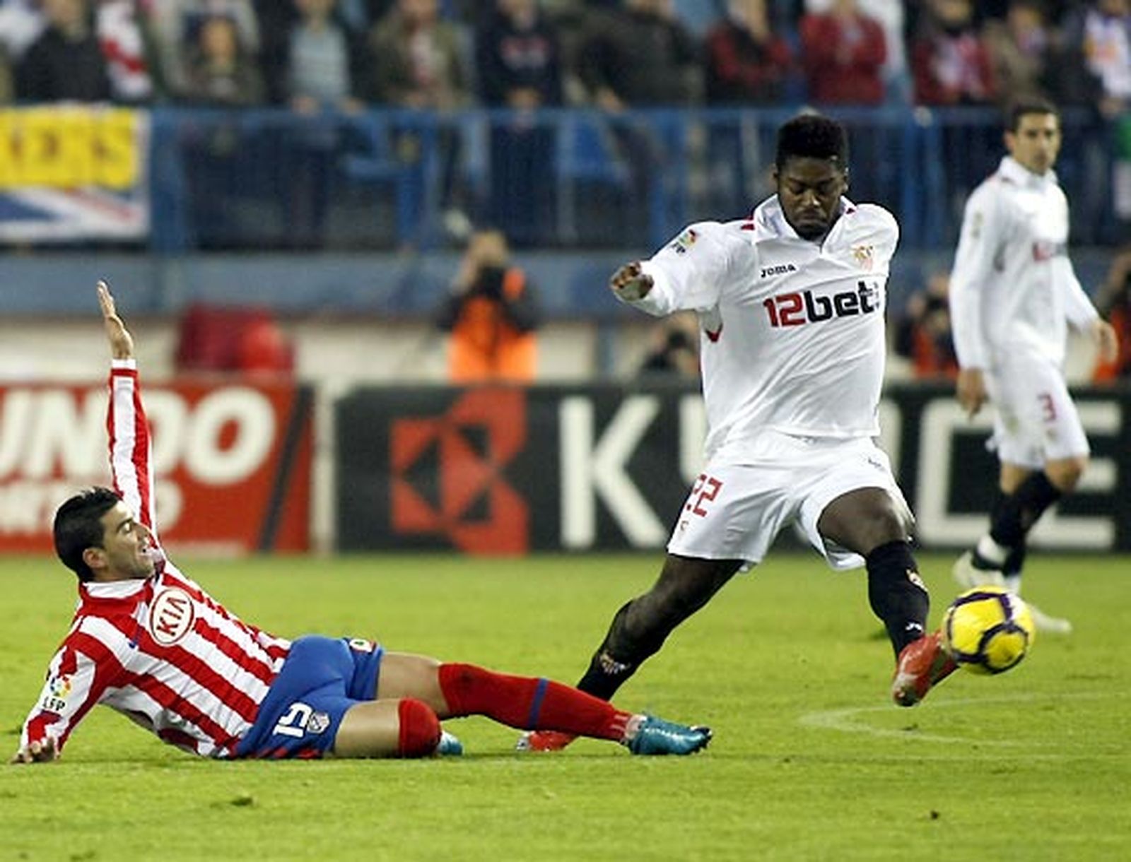 El Sevilla, que se adelantó en el marcador, salió derrotado del Calderón por un gol en propia puerta de Dragutinovic y otro de Antonio López en el 93.

Foto: Reuters / Afp Photo / Efe