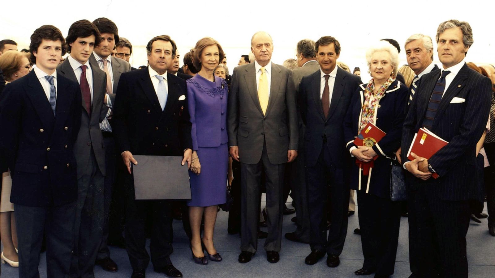 Lorenzo Díez y varios miembros del club, con Sus Majestades los Reyes Juan Carlos I y doña Sofía, además de la Infanta Pilar de Borbón tras recibir la Placa de Bronce de la Real Orden del Mérito Deportivo en 2009.