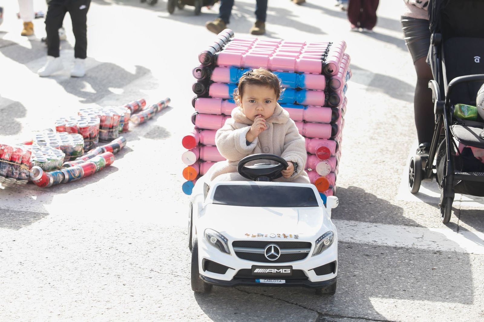 Búscate en las fotos del arrastre de latas 2026 en Los Barrios