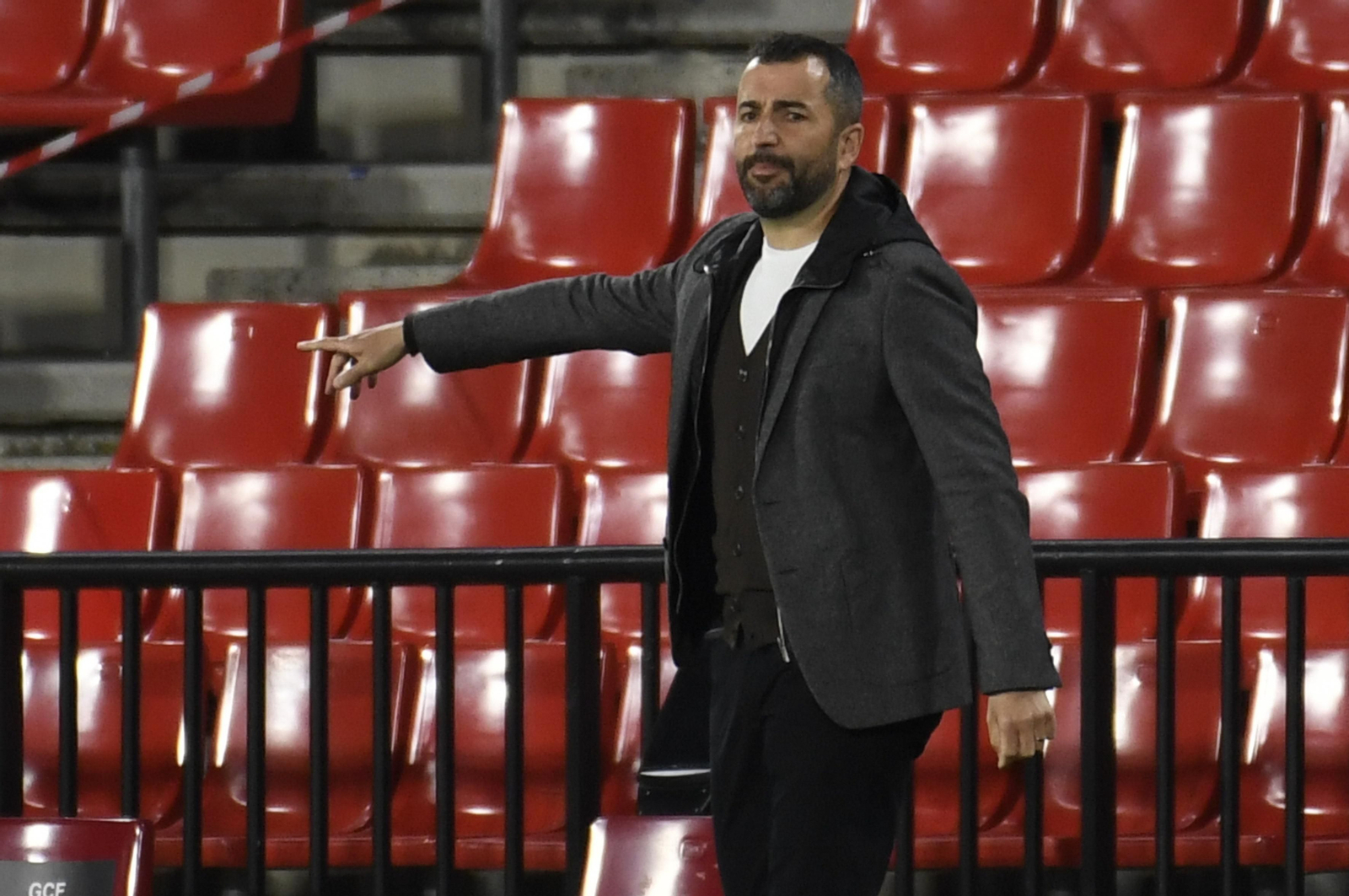 Diego Martínez da instrucciones a sus jugadores.