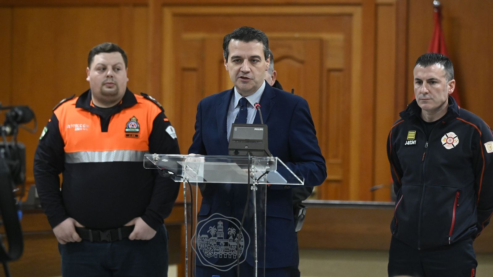 Daniel Muñoz, tras el alcalde durante la rueda de prensa días después del accidente.