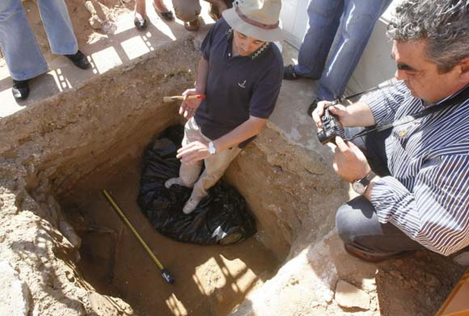 Hallan en Puerto Real una fosa con restos de más de cien fusilados durante la Guerra Civil

Foto: Borja Benjumeda