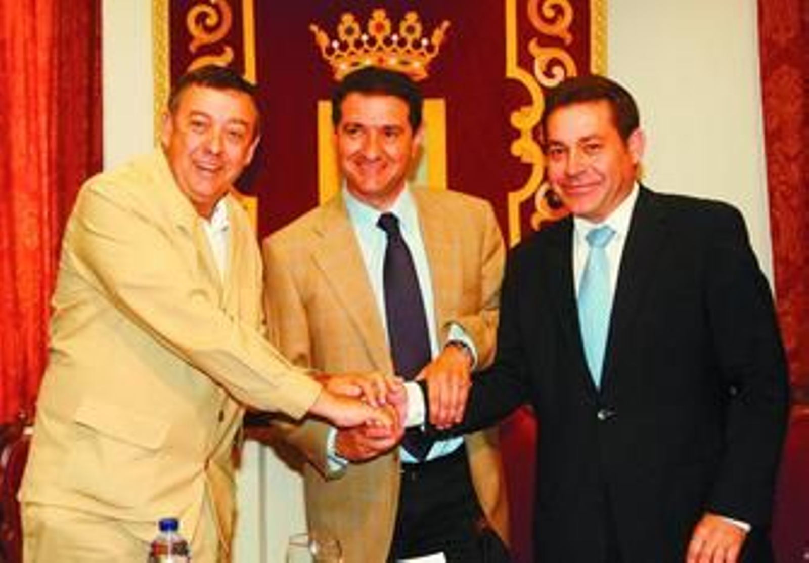 El rector de la UCA, el alcalde de Chipiona y el presidente de Magtel estrechan su manos.