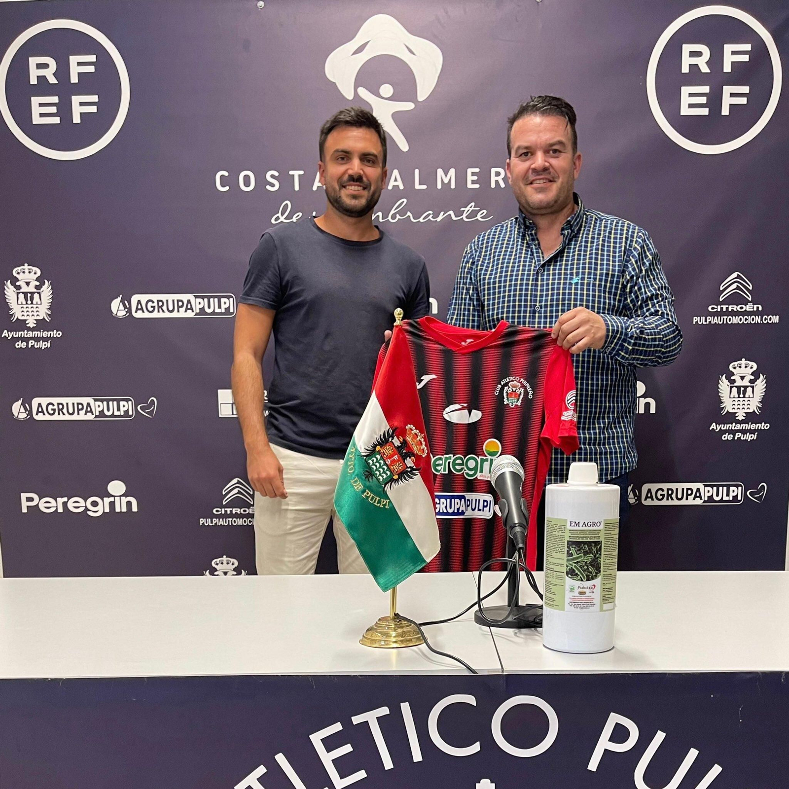 Jesús Zurano posa con el presidente del club, Mariano Muñoz, sosteniendo la camiseta del conjunto rojinegro.