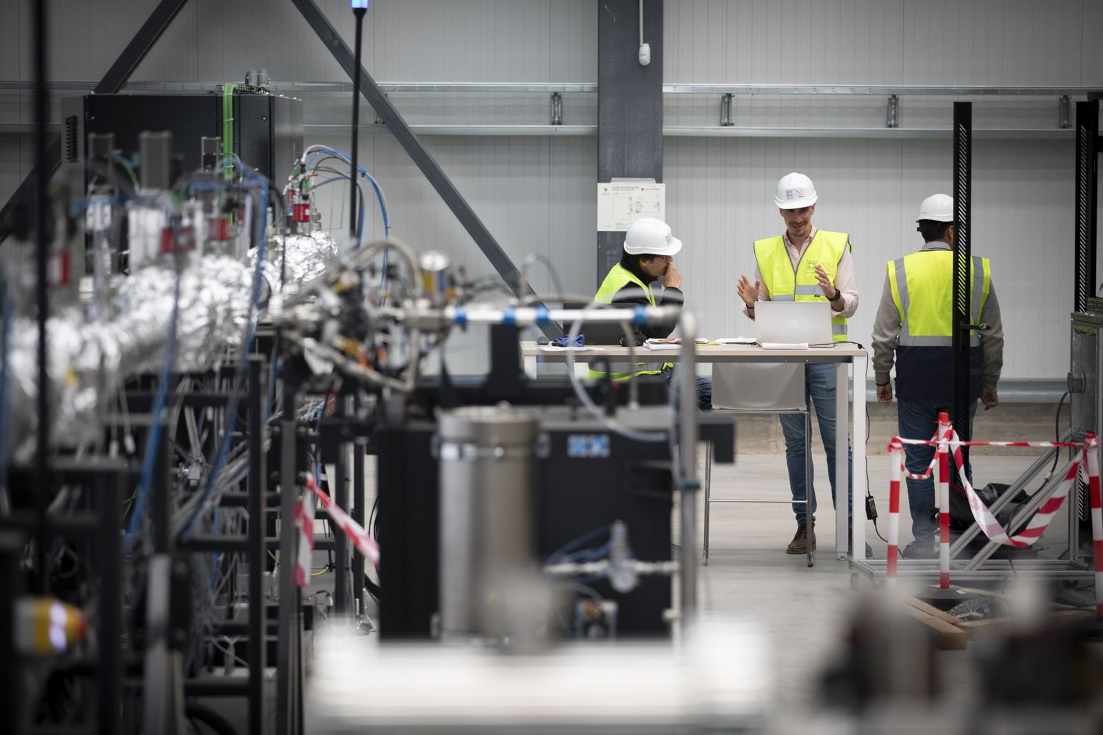 Trabajadores en el UGR Dones, donde actualmente está la plantilla del Ifmif Dones.