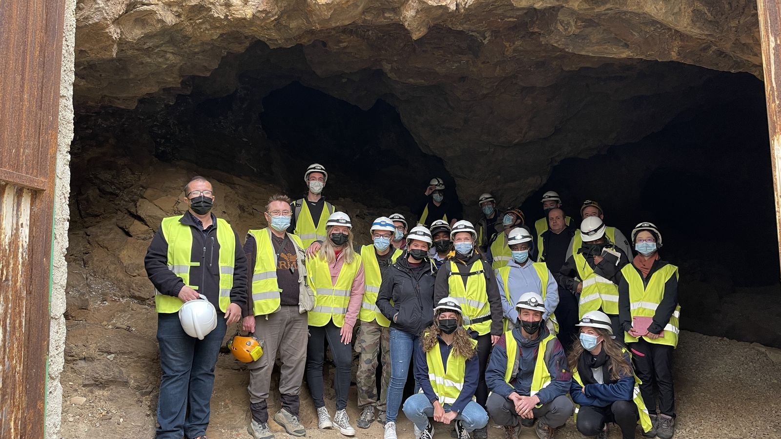 Grupo de estudiantes franceses en la mina La Mulata.