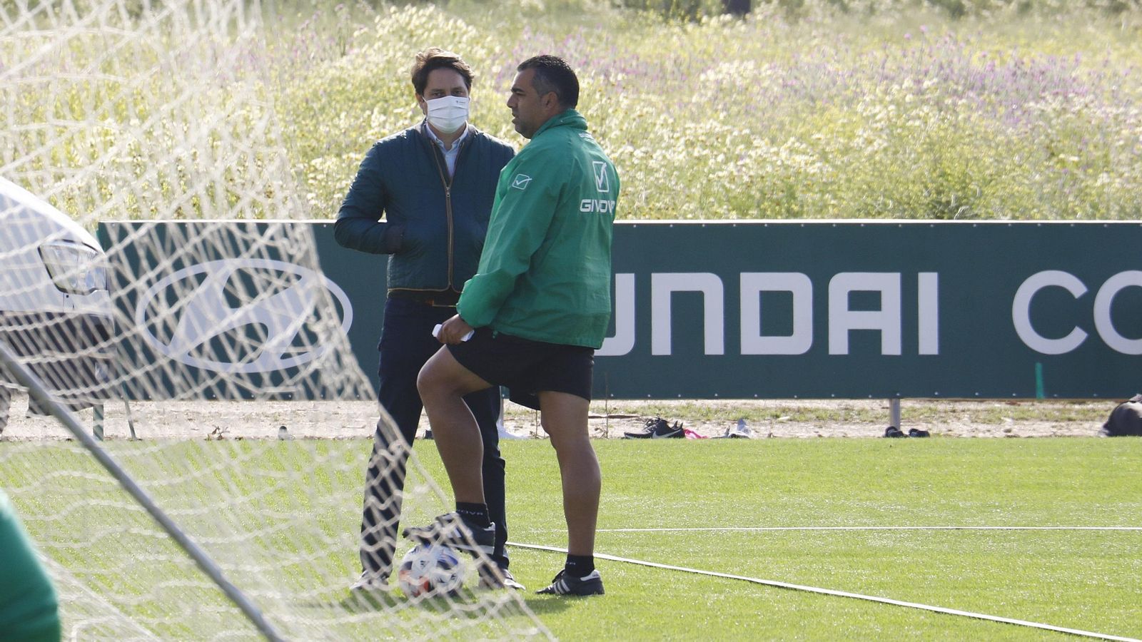 Adrián Fernández dialoga con Germán Crespo en la Ciudad Deportiva.