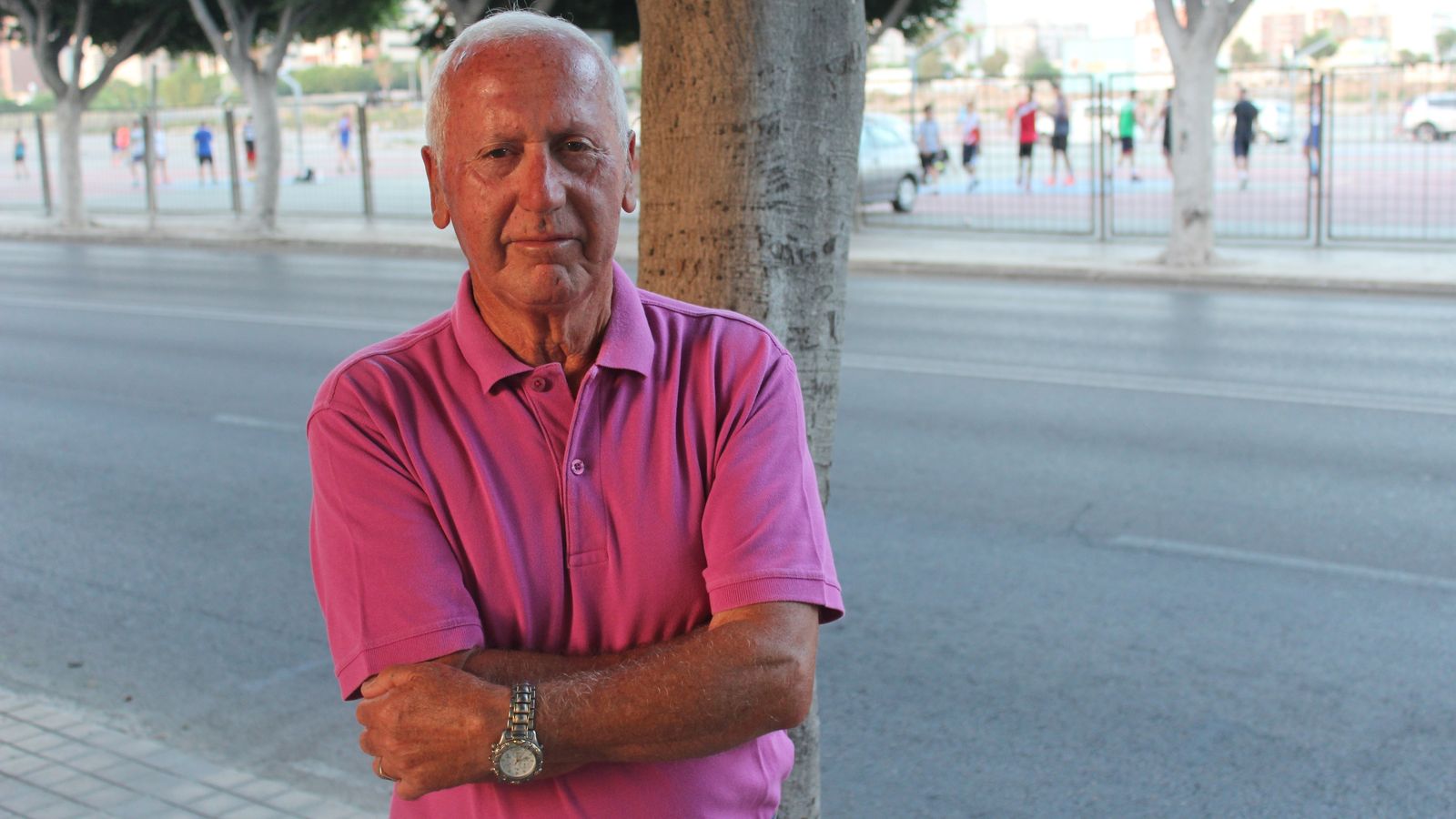 Miguel Gil posando en la Avenida del Mediterráneo