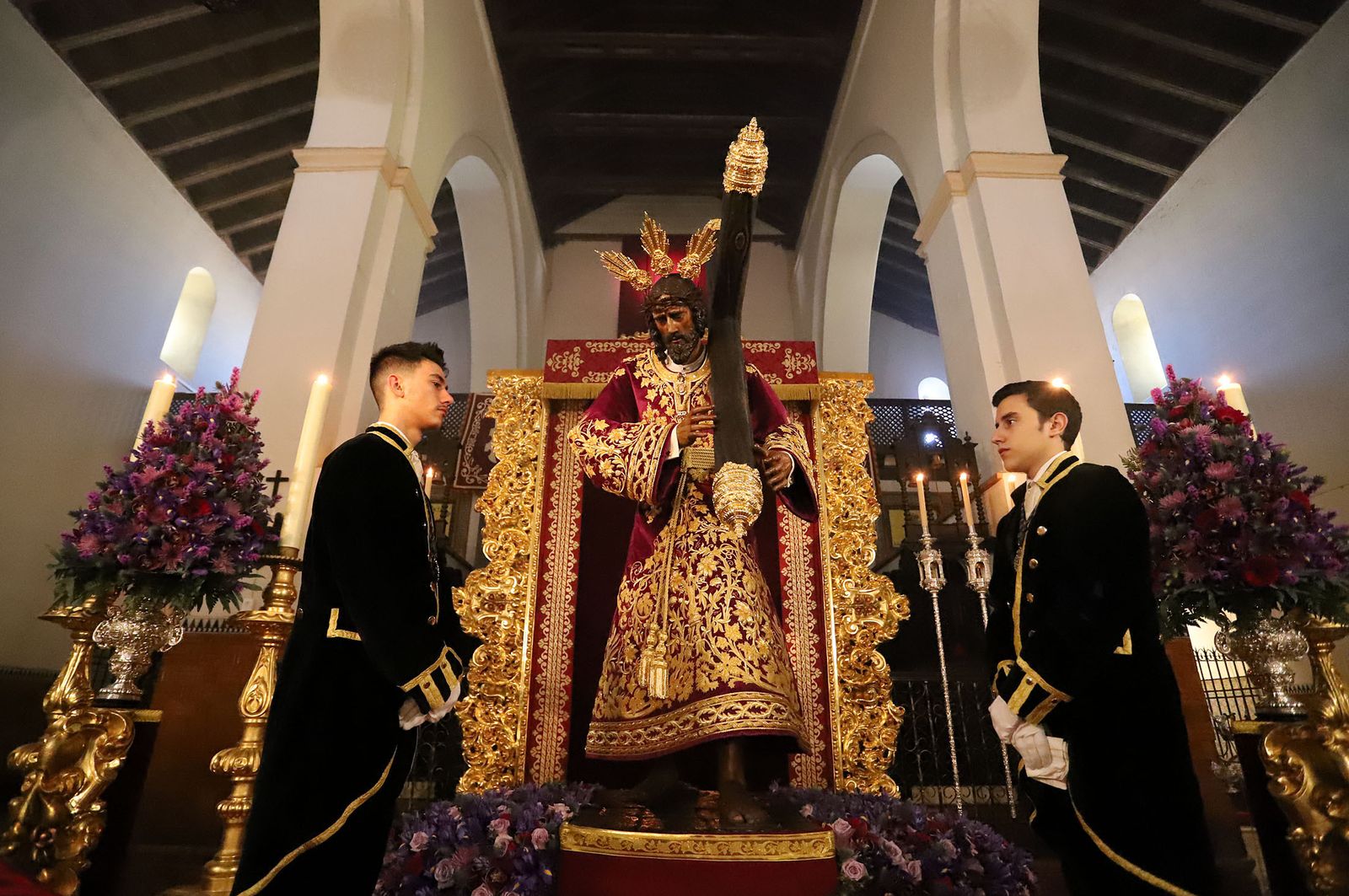 Imágenes de la bendición la la nueva túnica del Señor de Pasión y posterior besamanos