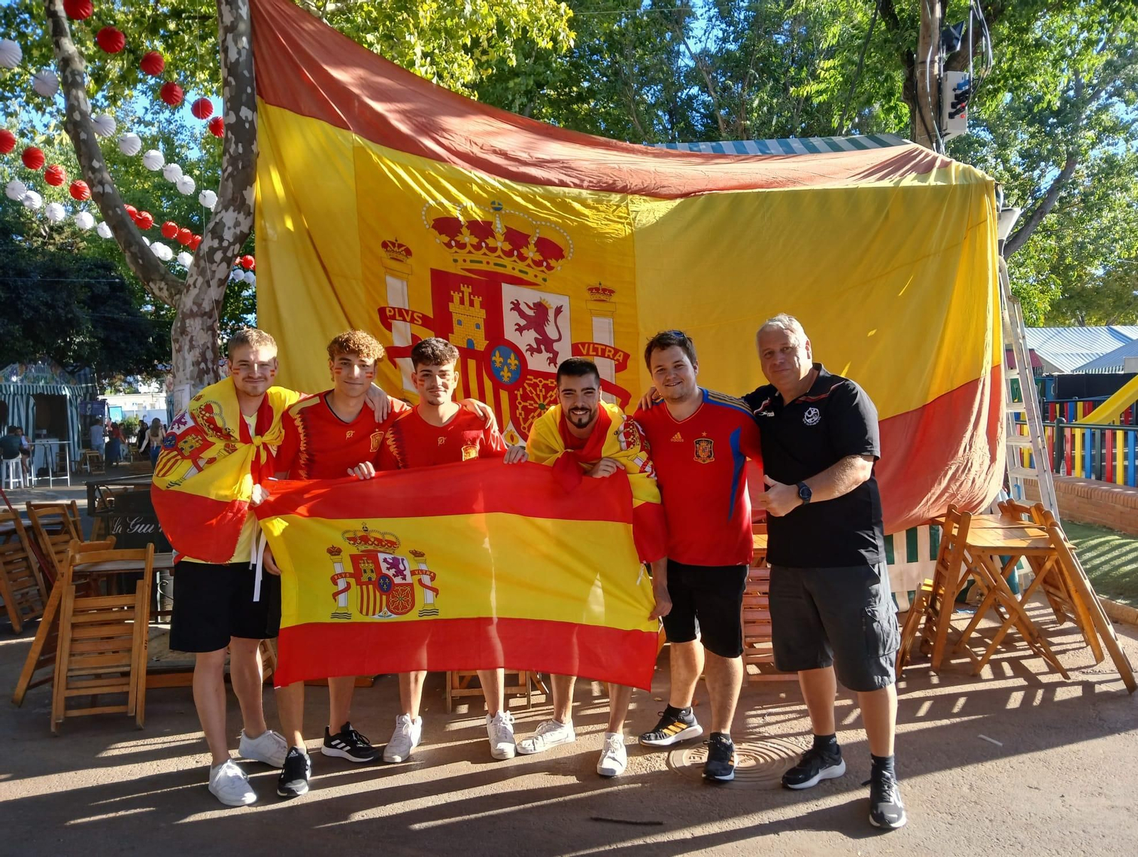 Así se ha vivido el triunfo de España desde la Feria de San Fernando: búscate en las imágenes