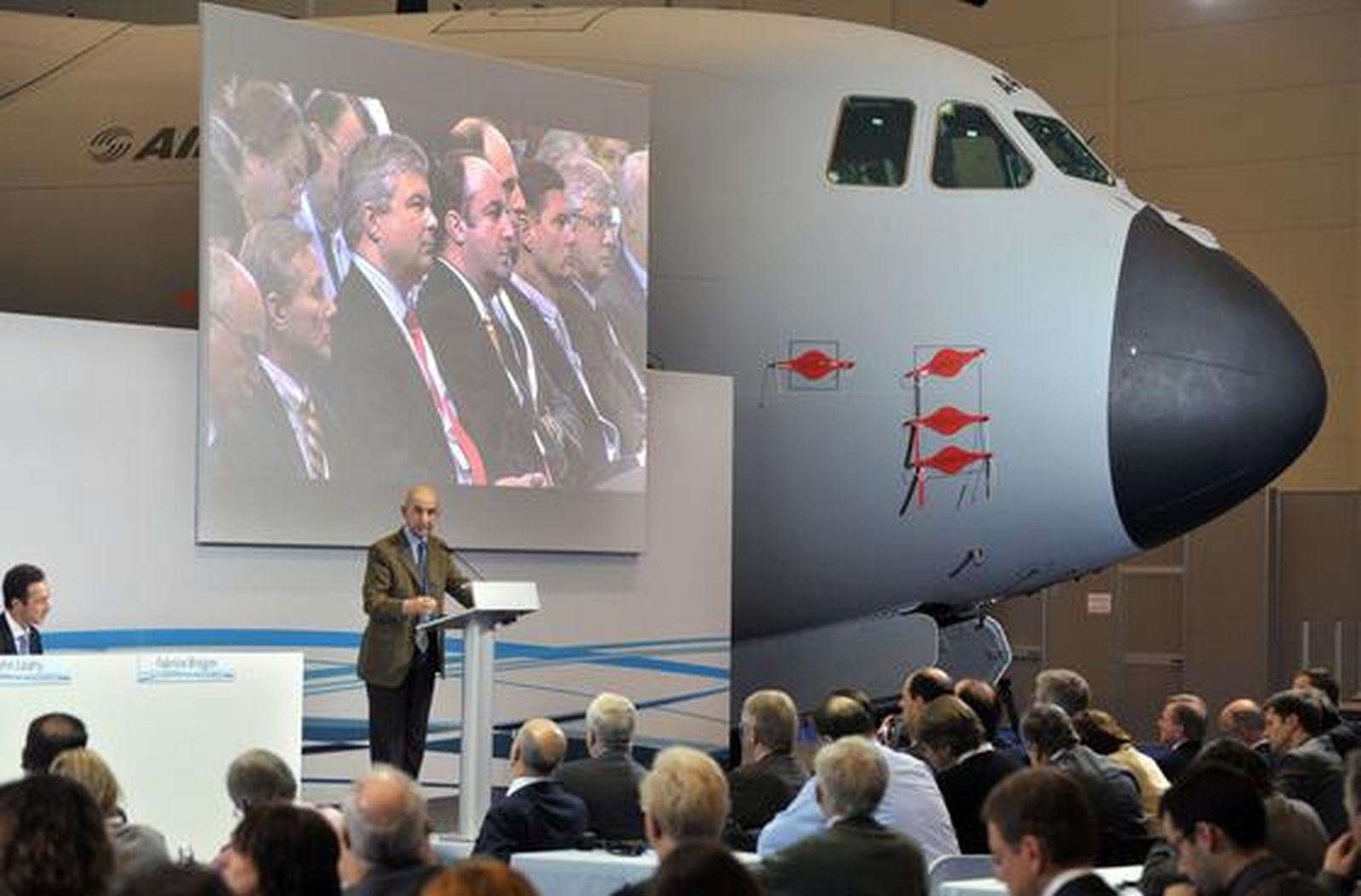 El presidente de EADS, Louis Gallois, acompañado del presidente de Airbus, Thomas Enders y el presidente de la división militar del fabricante europeo de aviones, Domingo Urena-Raso, ha fijado el 31 de enero de 2010 como fecha final para las negociaciones con los gobiernos europeos.

Foto: Agencias/ Jose Ángel García