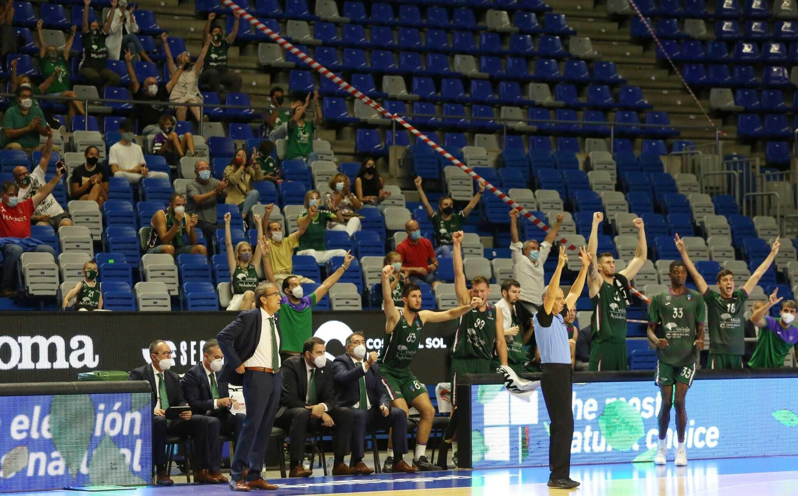 El Unicaja celebra una canasta.