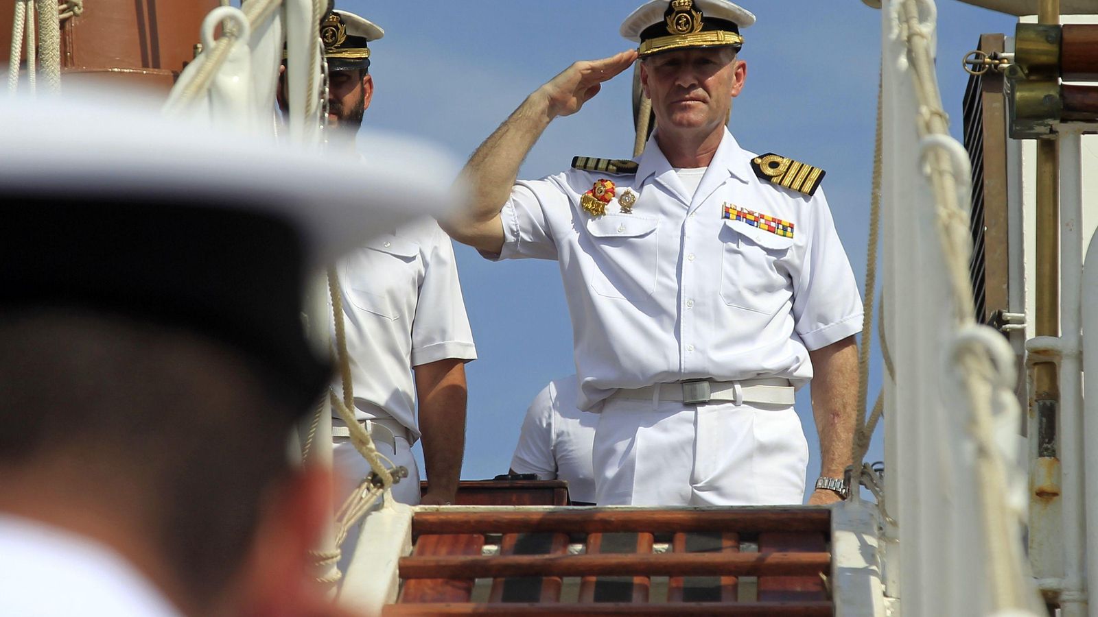 El comandante del 'Elcano' saluda a la llegada del buque.