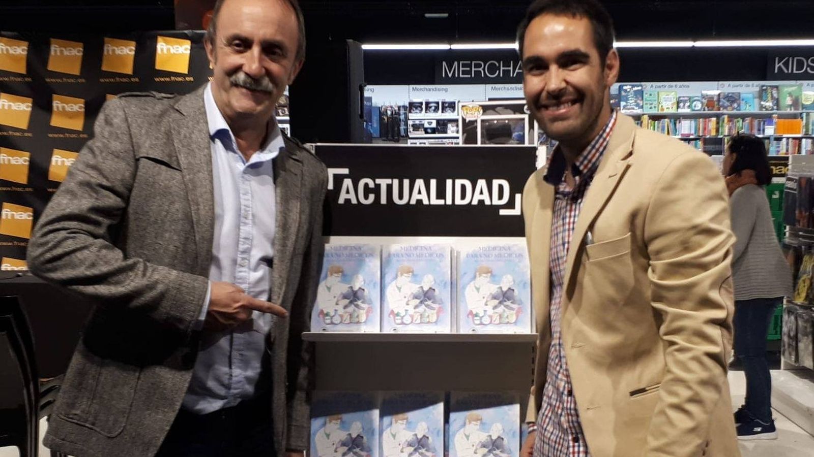 En su graduación como médico 5. Con el humorista Santi Rodríguez.