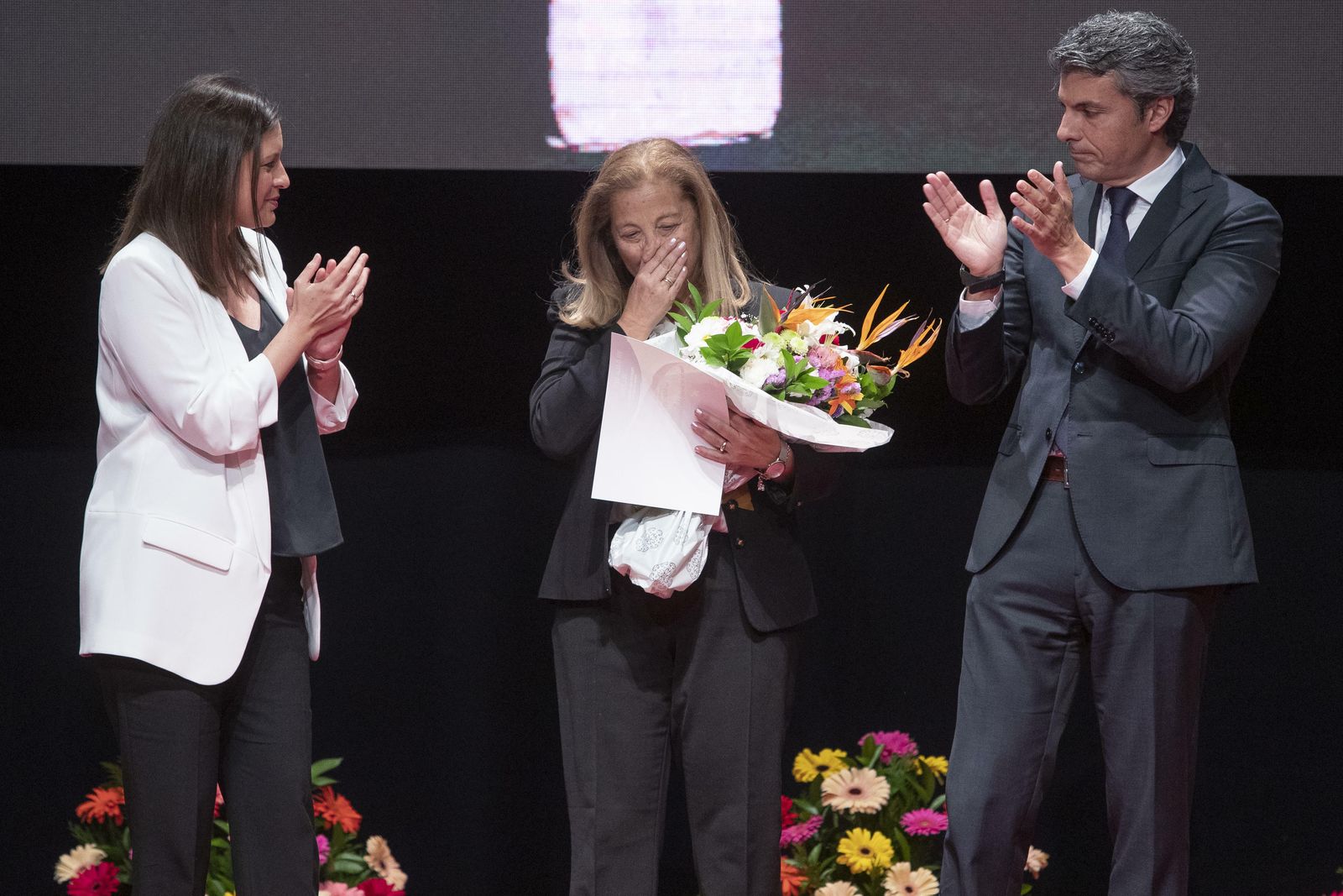 El momento más emotivo de la Gala del Deporte, la viuda de Manuel Prado, María del Carmen Cabillas, recoge el Premio Especial del Jurado con el que se distinguió al concejal andalucista por su dedicación al deporte.