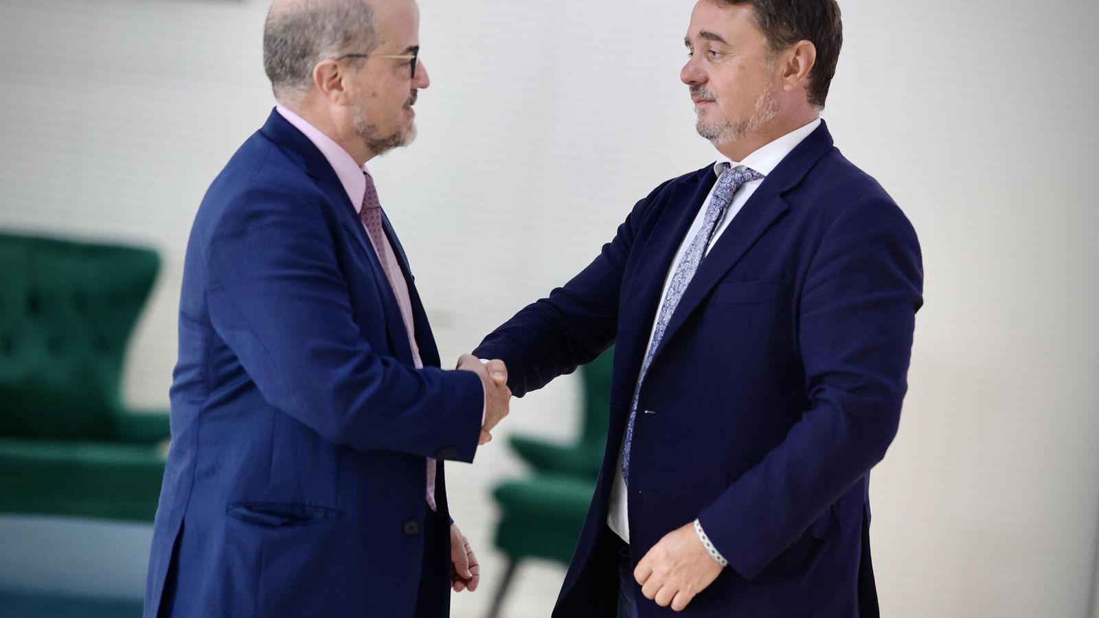 Los representantes de ambas compañías durante la firma del acuerdo.