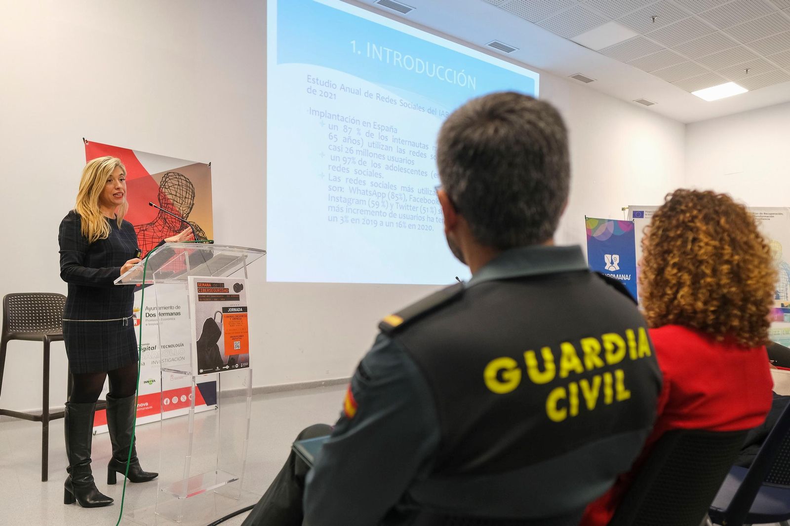 La fiscal Escarlata Gutiérrez Mayo, durante su conferencia.