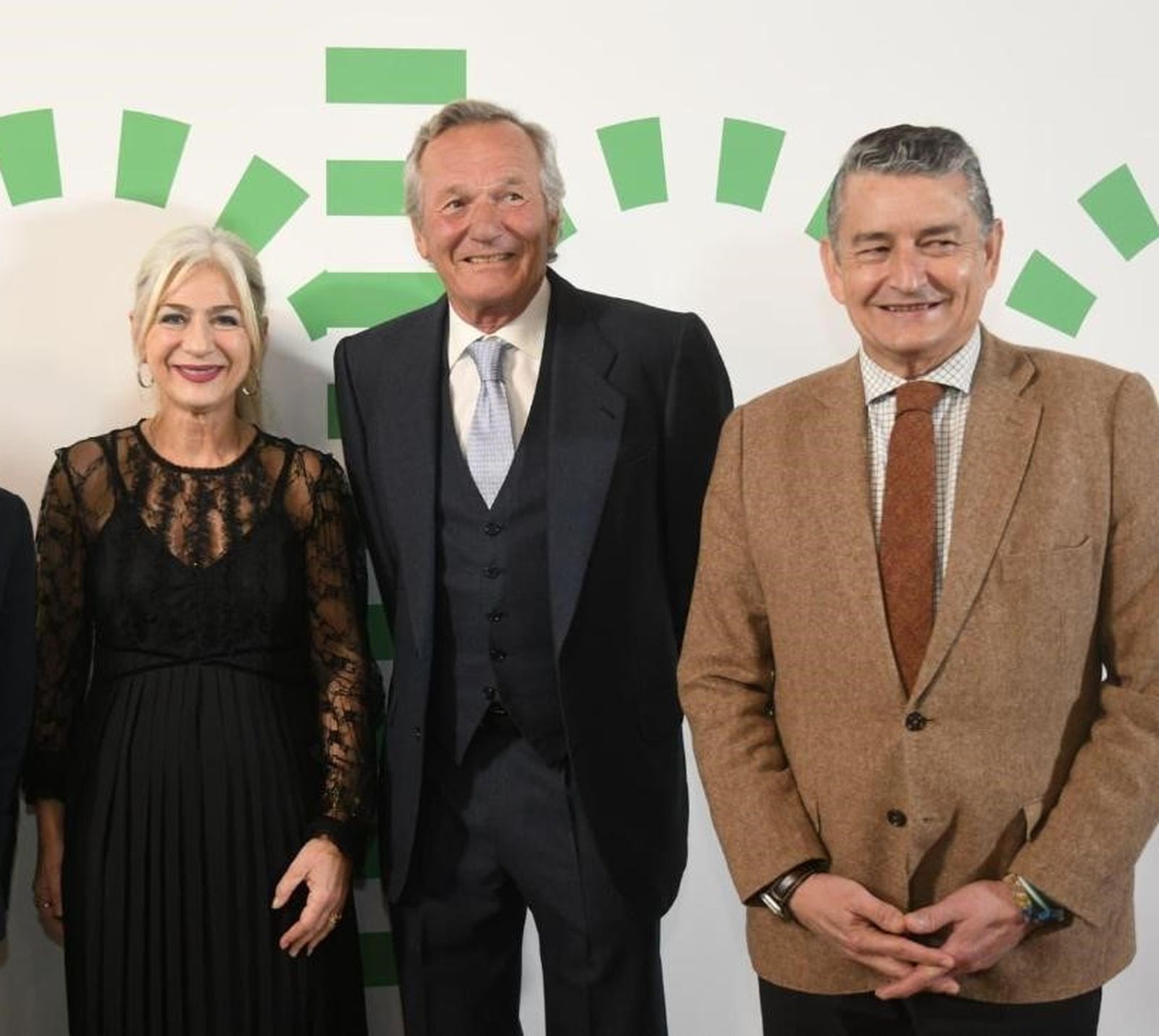 El jiinete Luis Astolfi con la consejera de Cultura, Patricia del Pozo, y el consejero de Sanidad, Antonio Sanz.