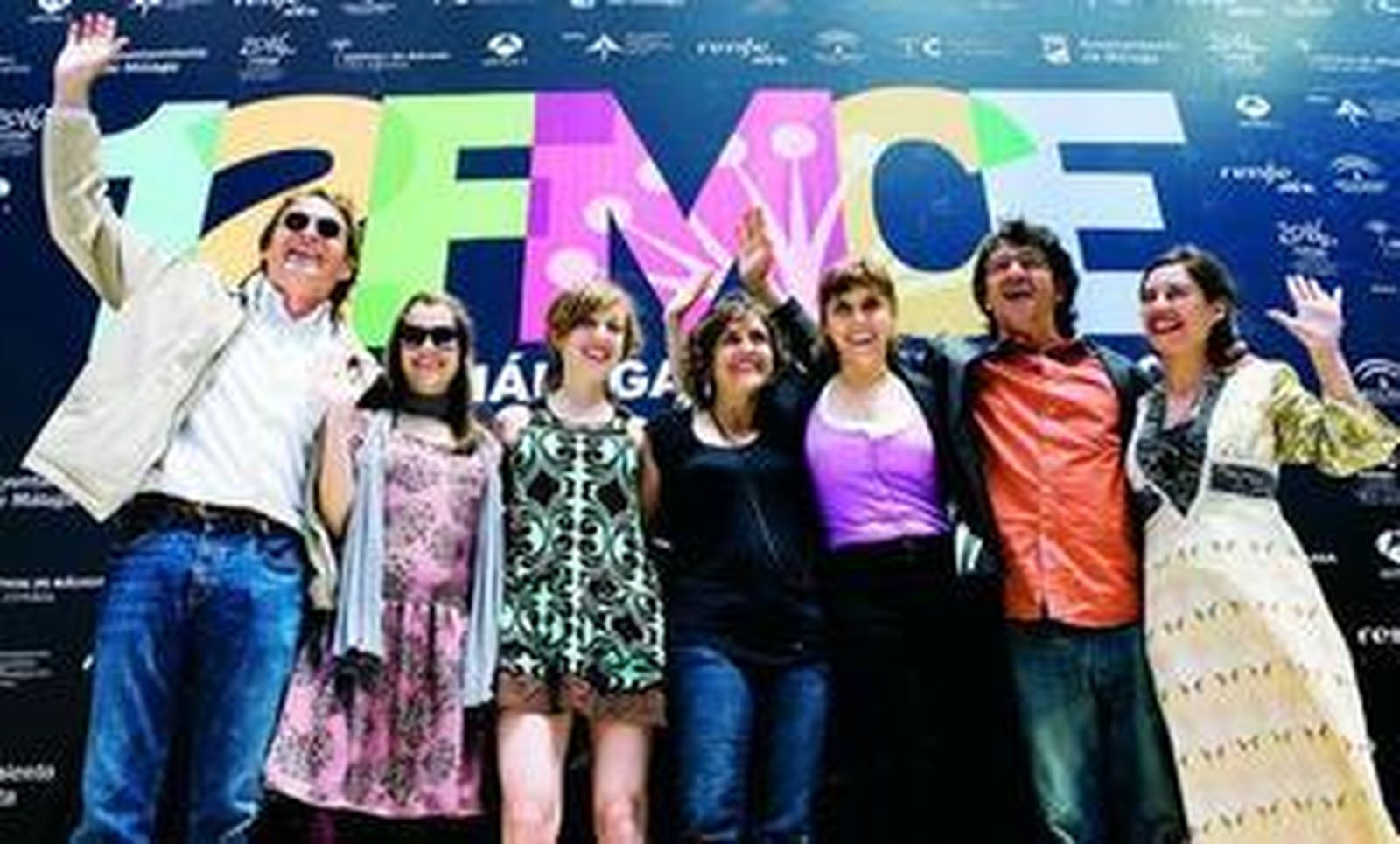 El equipo casi al completo de 'La vergüenza' festejaba ayer la concesión de la Biznaga de Oro.