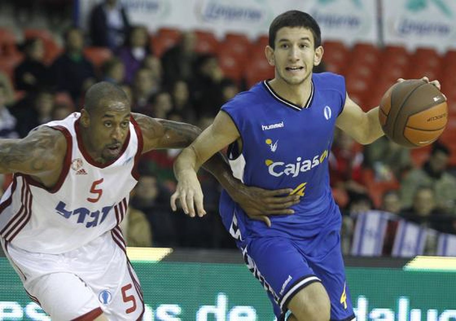El Cajasol vuelve a perder (72-76), esta vez contra el Hapoel Jerusalén, en un partido con alternativas en el que tuvo en triunfo en sus manos, pero lo dejó escapar.

Foto: Antonio Pizarro