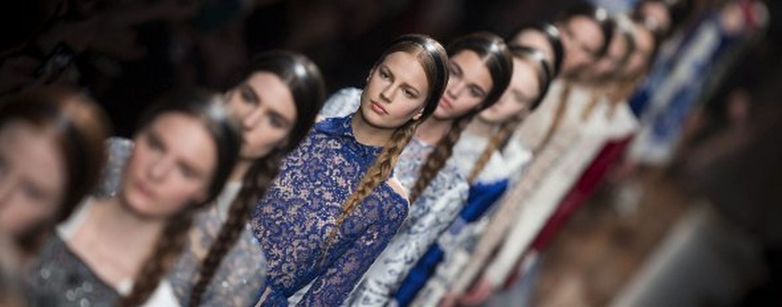 Uno de los modelos de la nueva colección para el próximo invierno de Chanel. EFE/Christopher Karaba