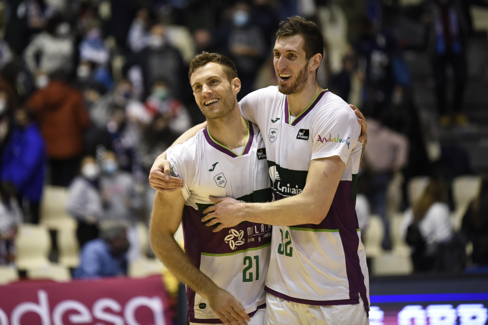 Tim Abromaitis y Rubén Guerrero celebran la victoria en Santiago de Compostela.