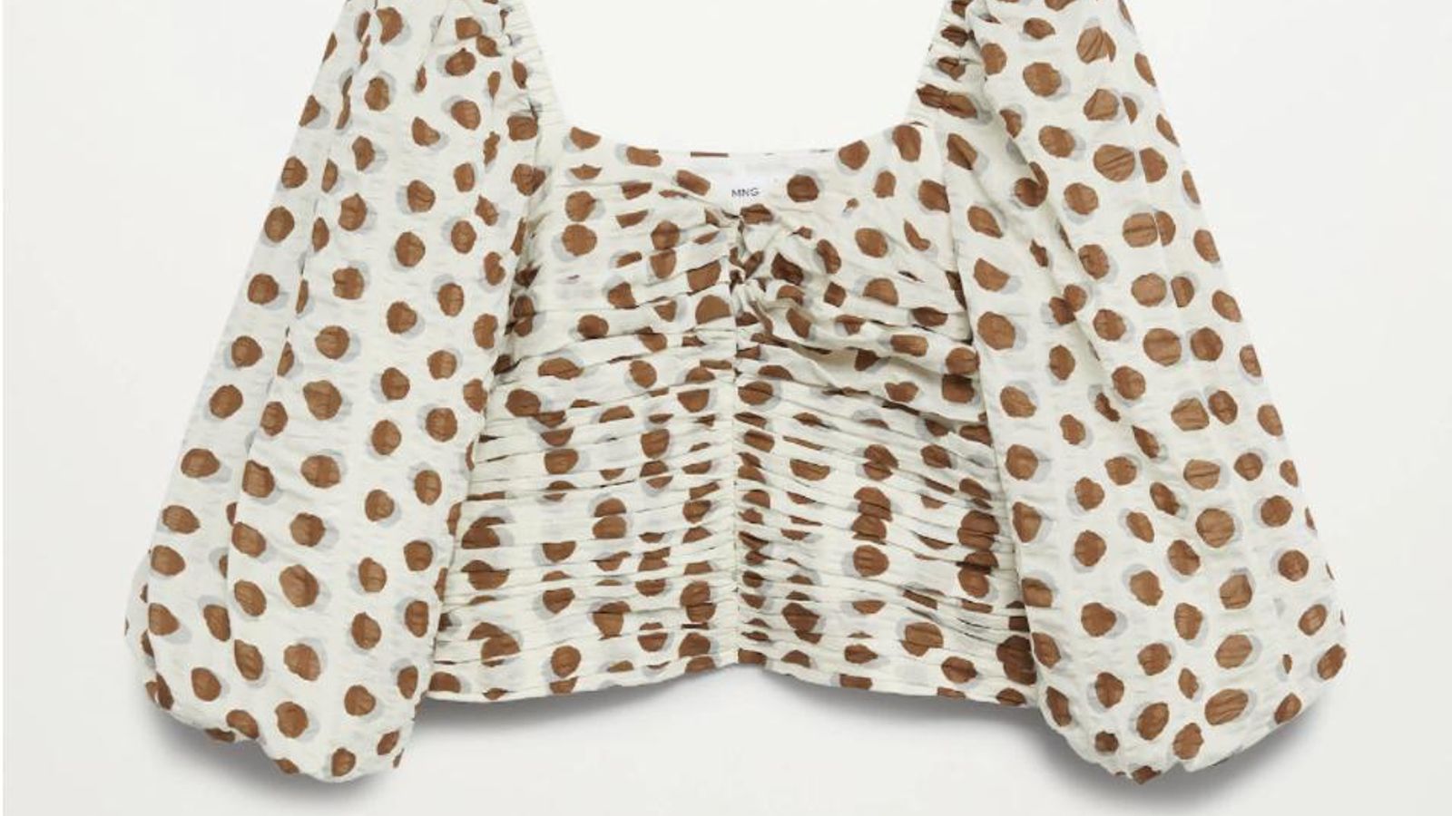 La blusa fruncida con lunares de Mango.