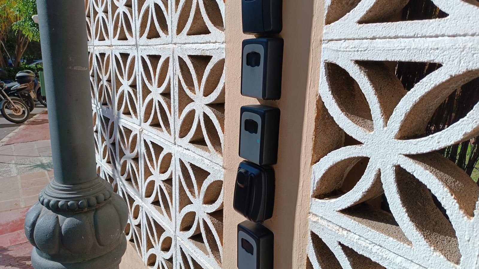 Cajetines de llaves 'camuflados' tras una farola en El Candado.