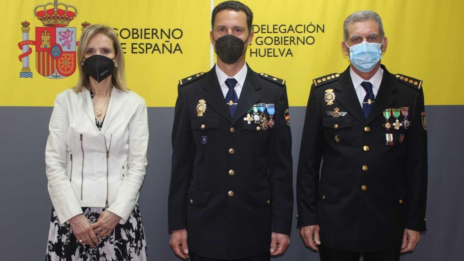 El nuevo inspector jefe posa con Parralo y Castaño en la jura de su cargo.