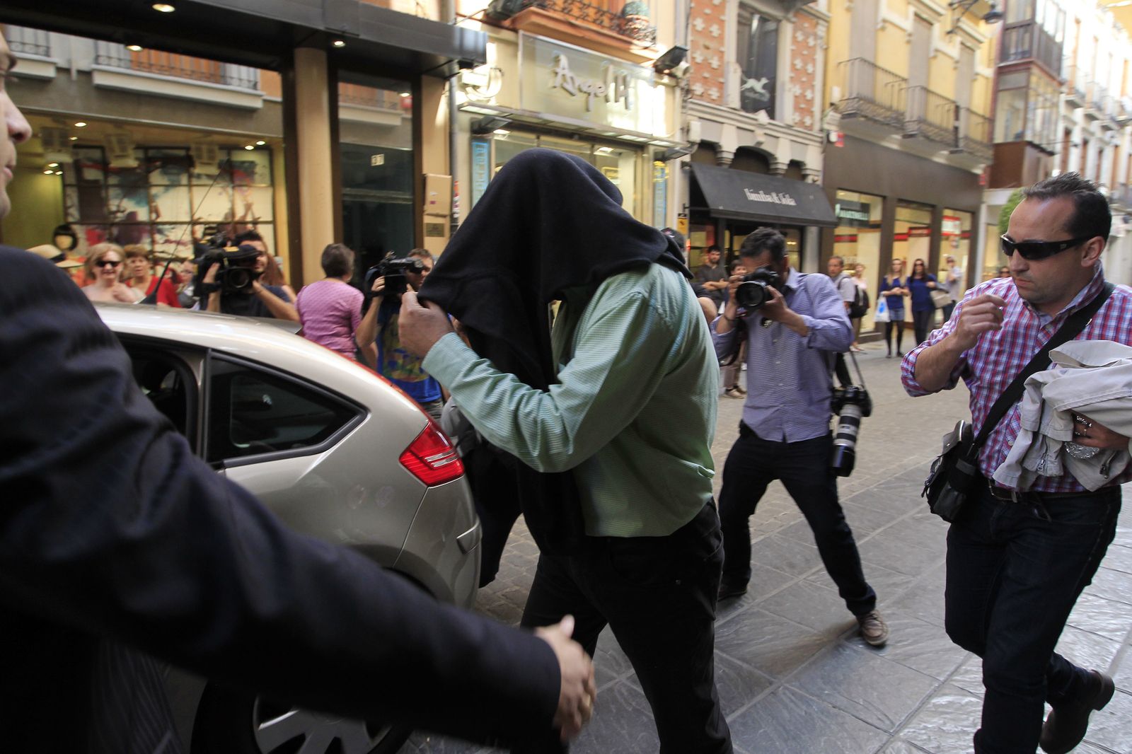 Momento en que el funcionario detenido fue llevado al vehículo que le esperaba en la puerta del Catastro en 2013