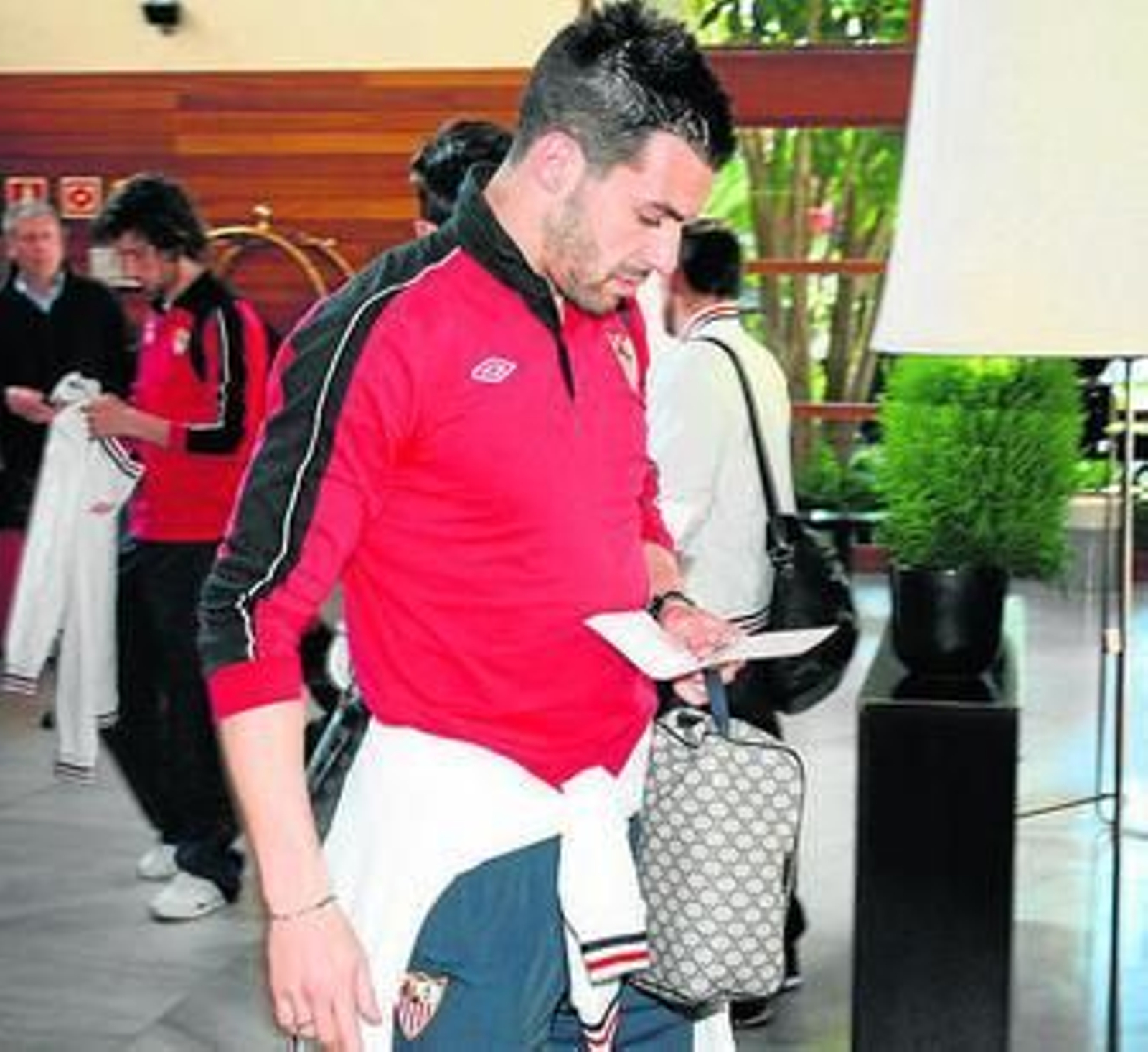 Negredo, con la tarjeta de su habitación en El Rompido.