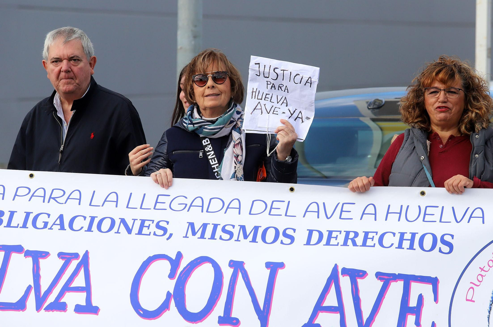 Imágenes de la caravana para reclamar la llegada del AVE a Huelva