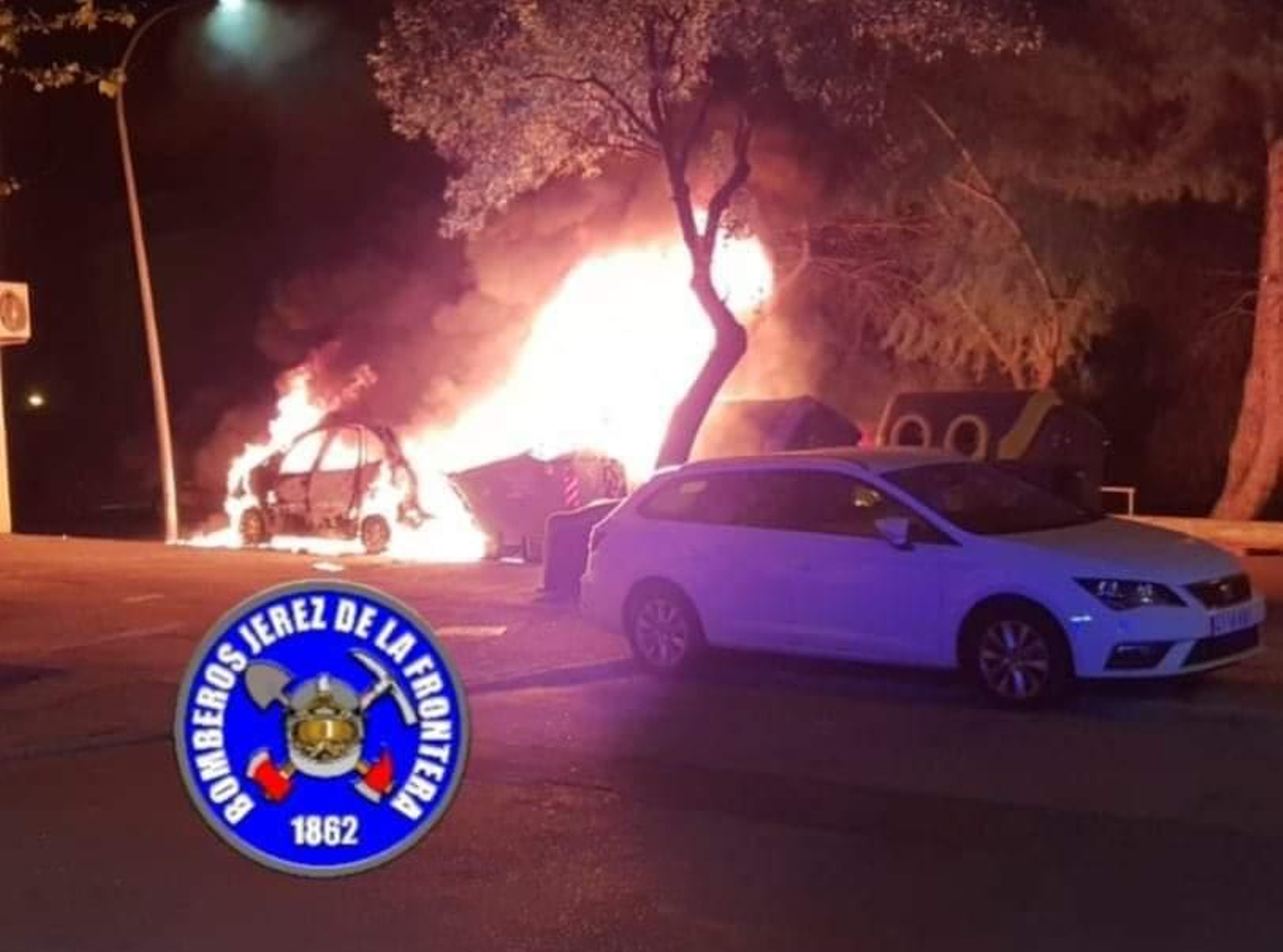 Imagen de los coches ardiendo facilitada por los bomberos. Imagen de los coches ardiendo facilitada por los bomberos.