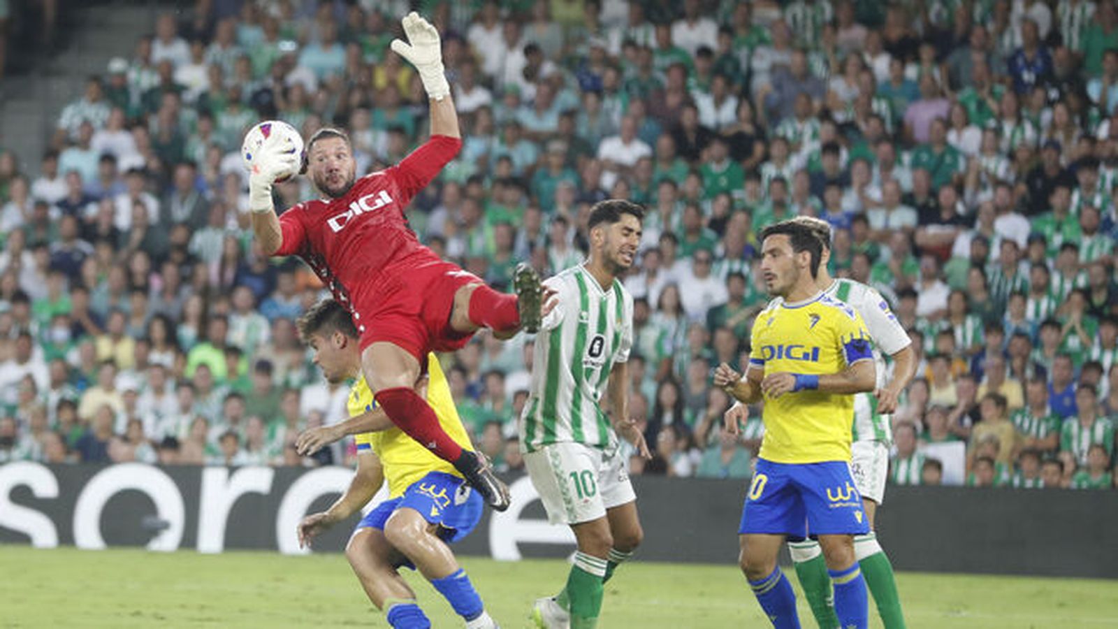 Ayoze se marcha de Machís en un lance de la segunda aprte.