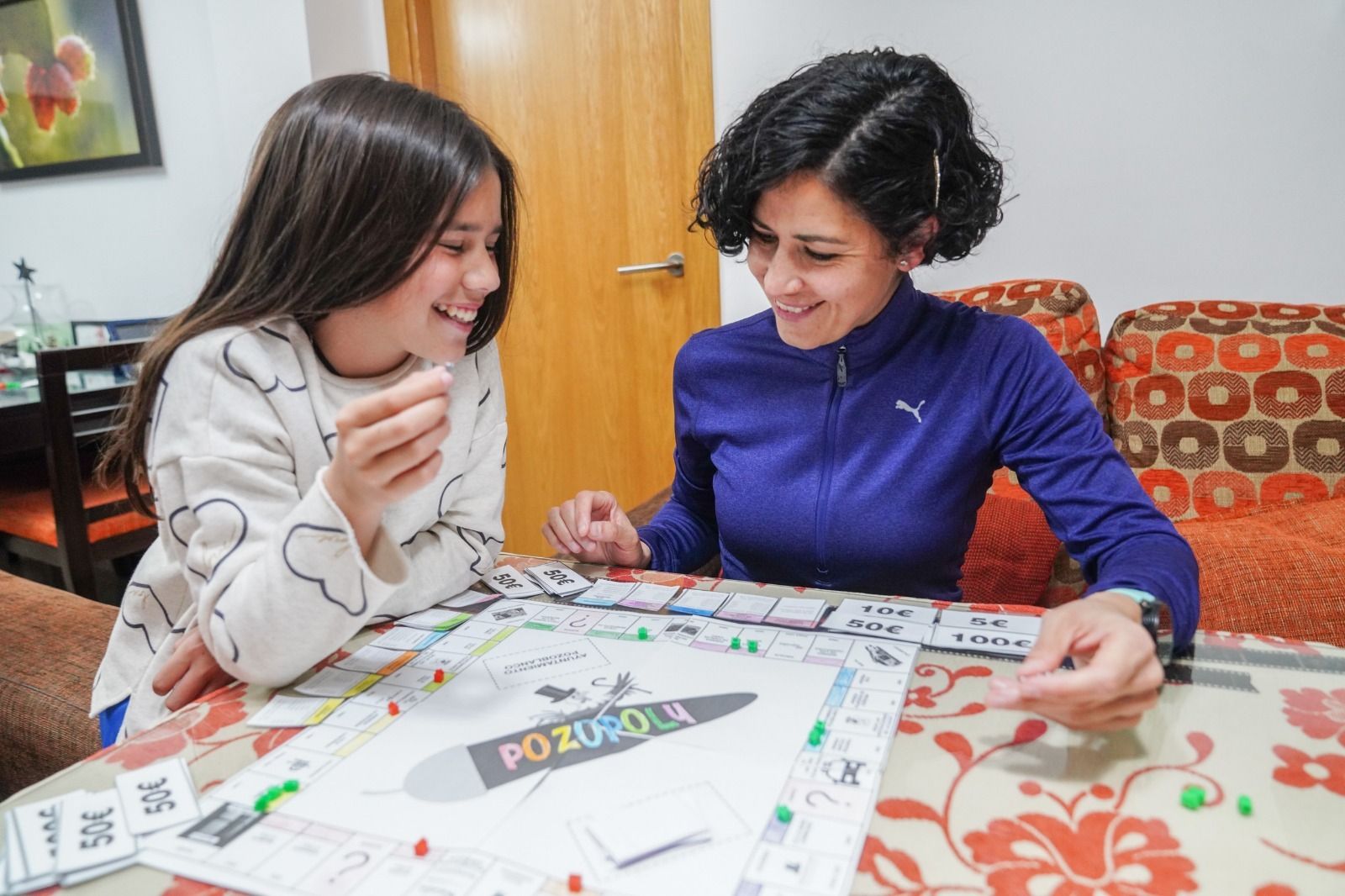 Dos vecinos de Pozoblanco juegan al Pozopoly, la versión pozoalbense del clásico Monopoly.