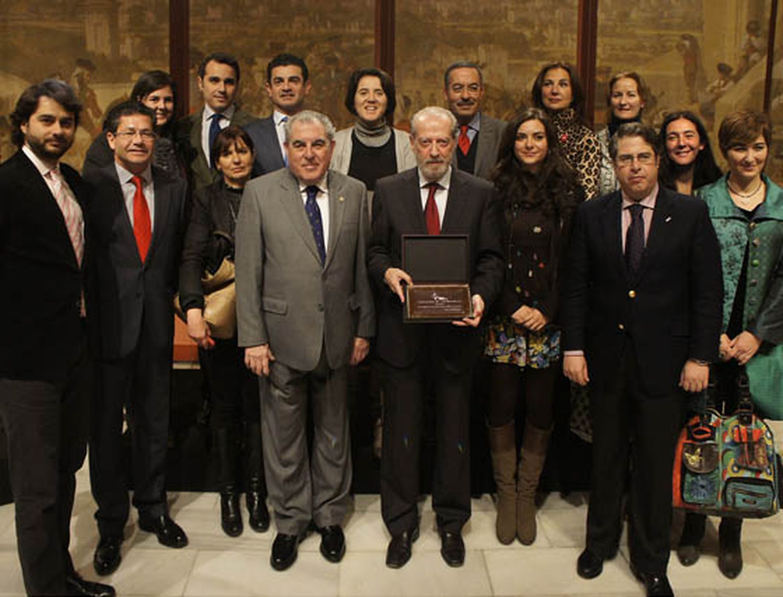 El equipo de técnicos de Prodetur, con Rafael Domínguez (director gerente) y Antonio Távora (presidente) de ASET; Fernando Rodríguez Villalobos, presidente de la Diputación de Sevilla; Granada Santos, delegada territorial de Fomento, Vivienda, Turismo y Comercio de la Junta y Gregorio Serrano, delegado de Empleo, Economía, Turismo y Fiestas Mayores del Ayuntamiento de Sevilla.

Foto: Victoria Ramírez