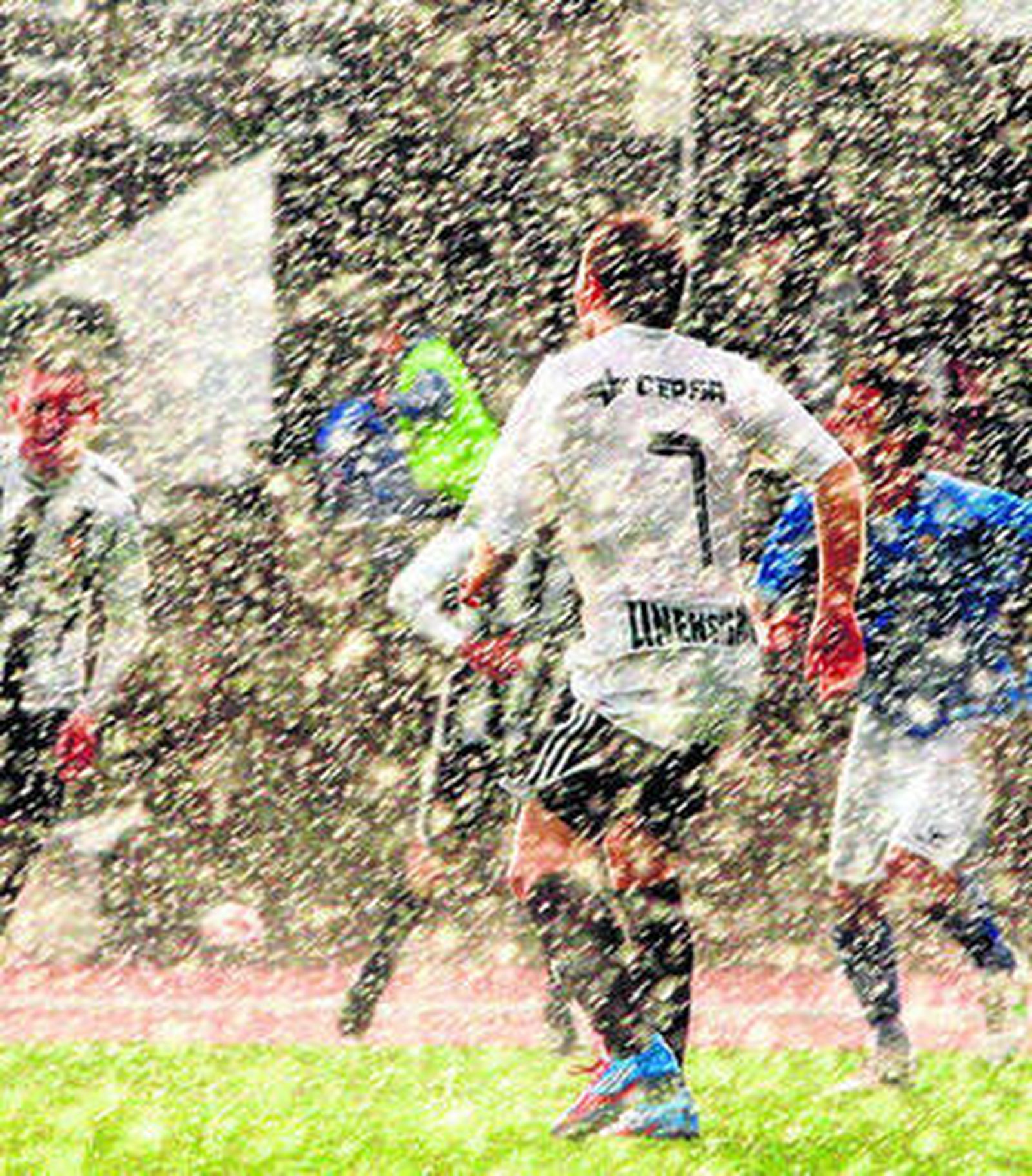 Un lance del Balona-San Fernando, jugado bajo un diluvio.