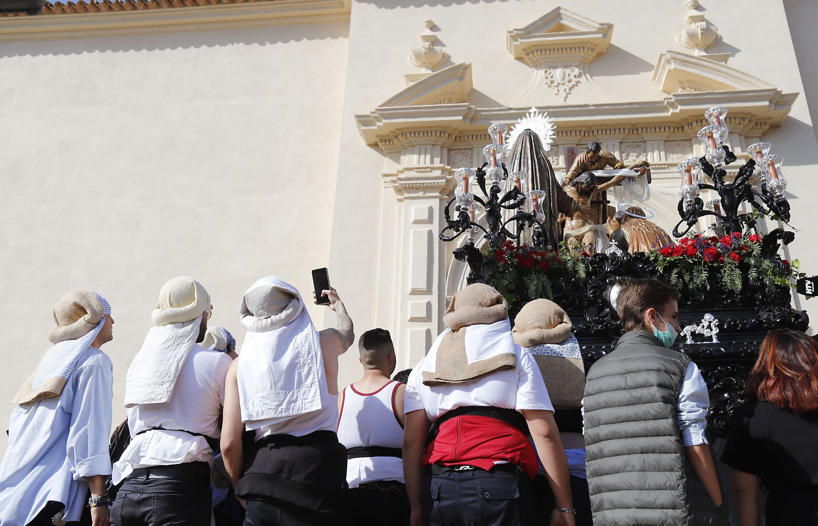 La Hermandad del Descendimiento en su recorrido por las calles de Huelva el Viernes Santo