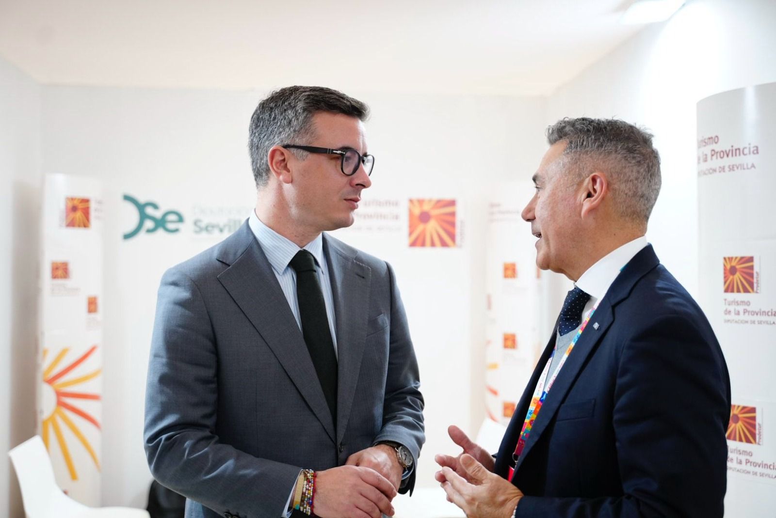 El vicepresidente de Prodetur, Rodrigo Rodríguez Hans con el director de Desarrollo del Aeropuerto Internacional de Miami en Fitur