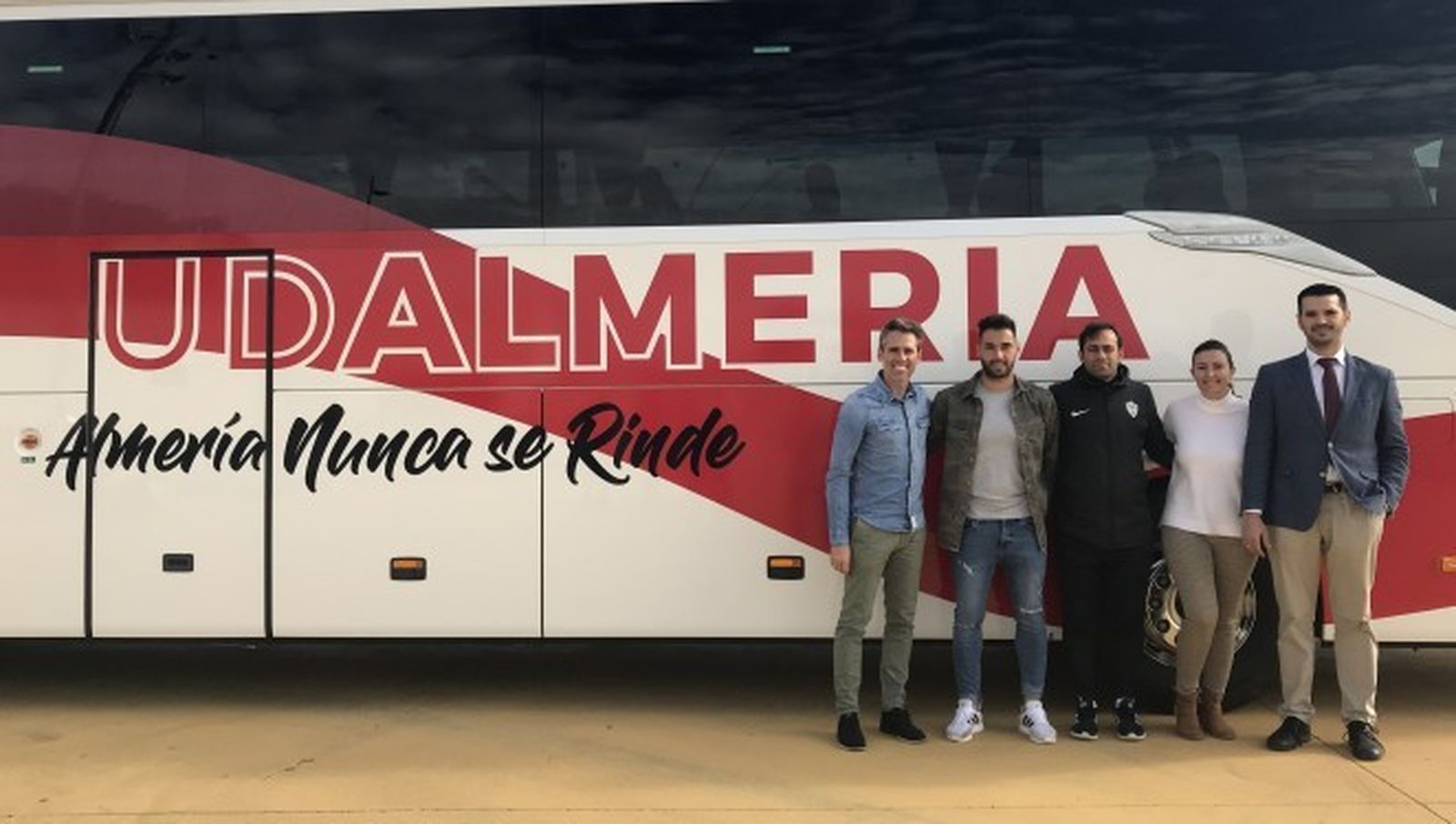 Corona, Trujillo, Fran Fernández, Lorena García y Antonio del Pino, delante del nuevo autobús