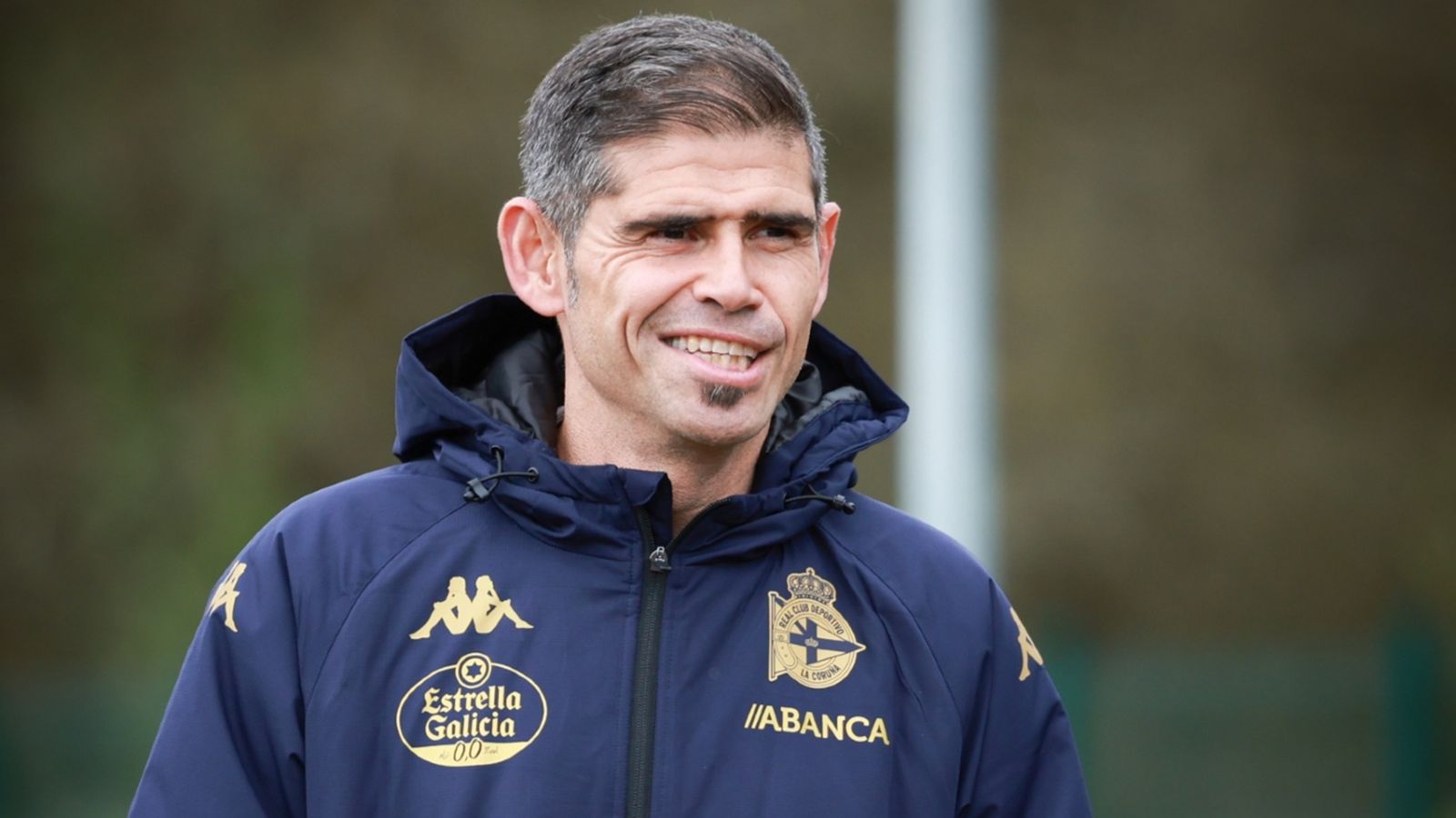 Antonio Hidalgo, técnico de Deportivo de la Coruña, sonriente en uno de los entrenamientos de los blanquiazules.