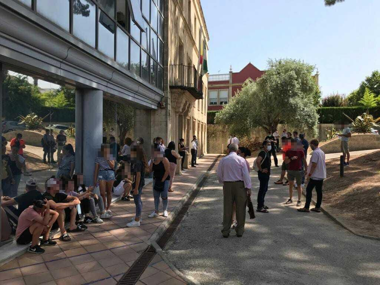 Concentración de ciudadanos en las puertas de la Audiencia. Concentración de ciudadanos en las puertas de la Audiencia.