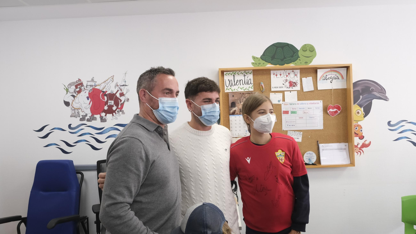Las imágenes de la visita de los jugadores del Almería a los niños de Torrecárdenas