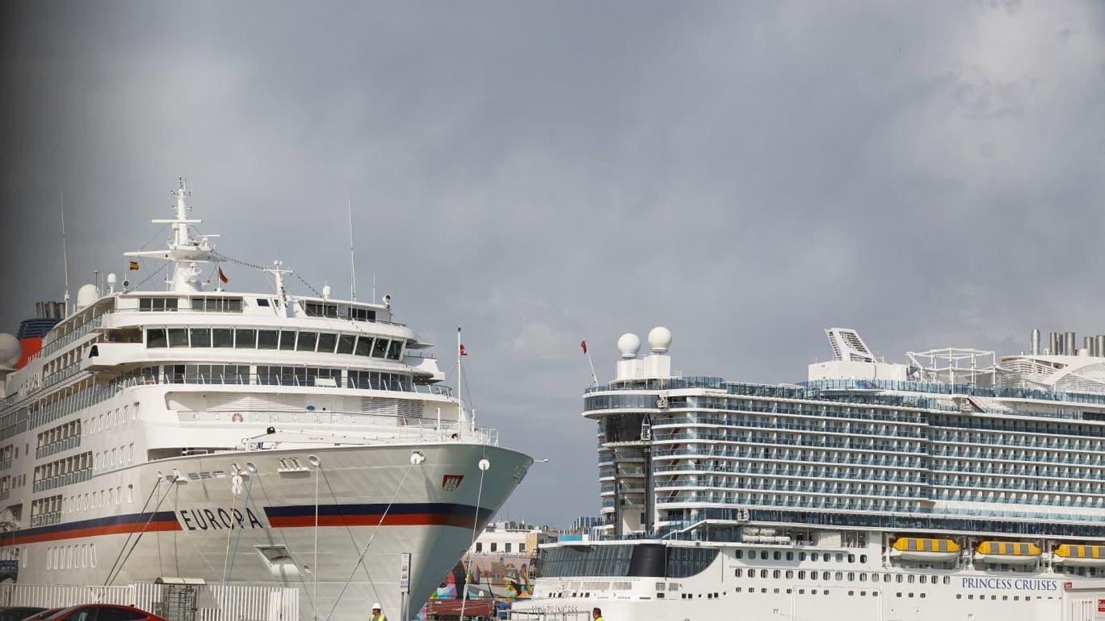 Dos de los cruceros atracados este miércoles en el puerto de Cádiz