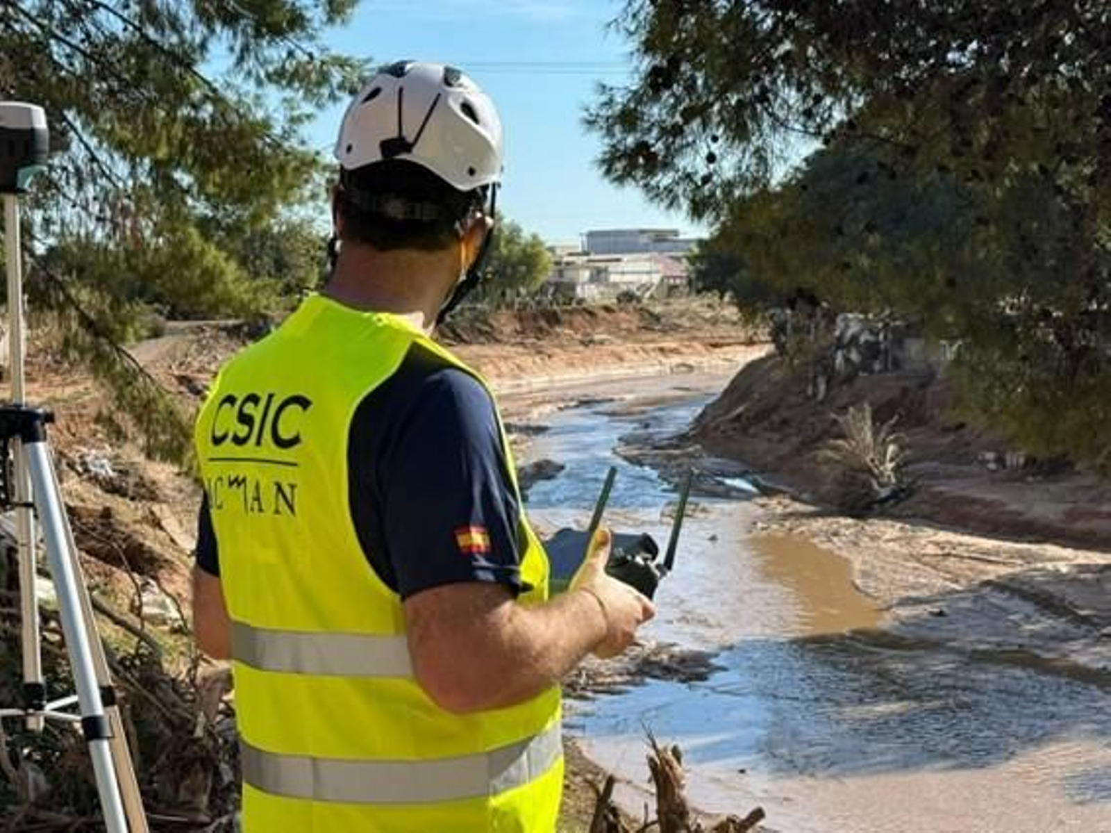 Uno de los investigadores del ICMAN-CSIC en la zona afectada por la DANA de Valencia.