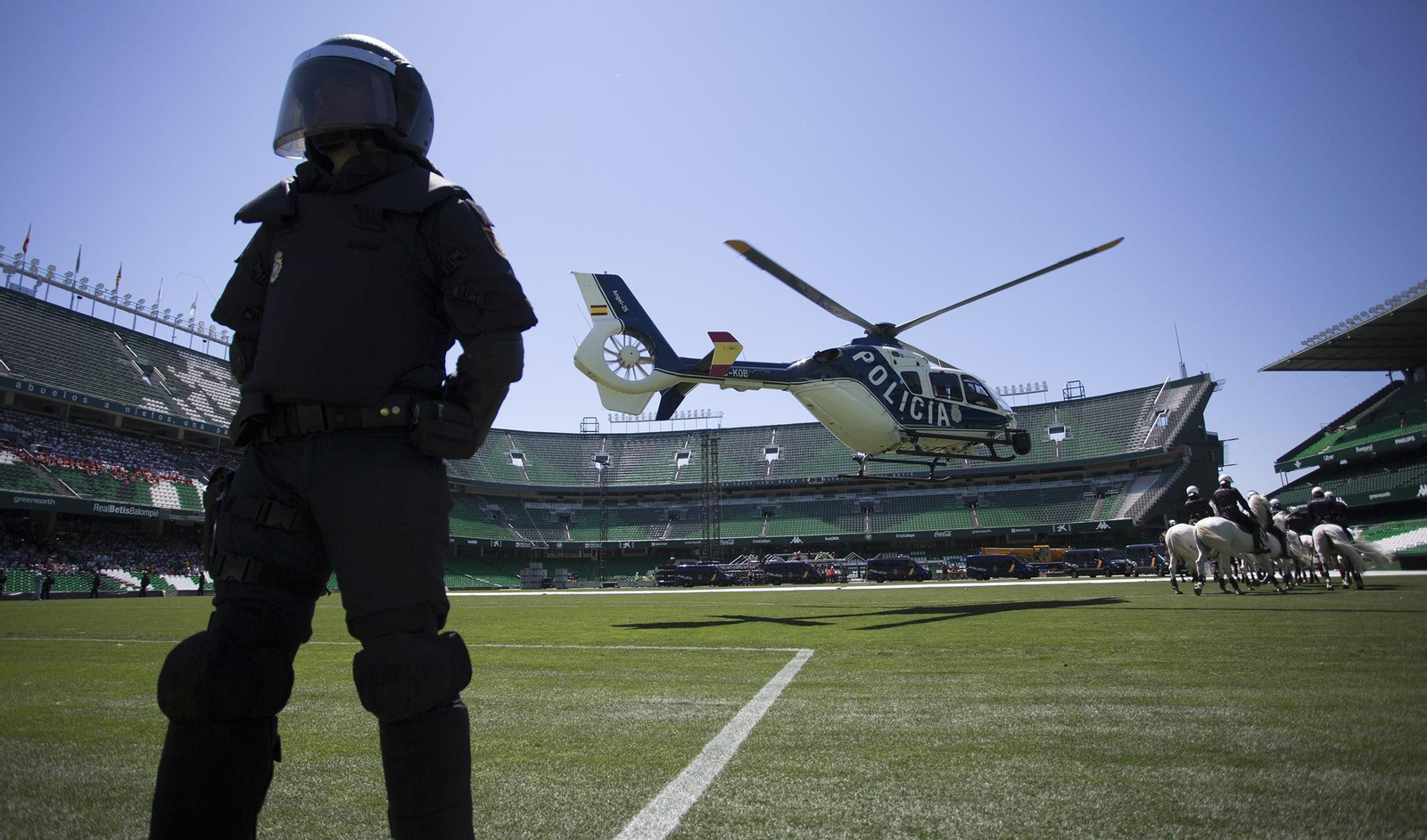 Exhibición de la Policía Nacional en el Estadio Benito Villamarín