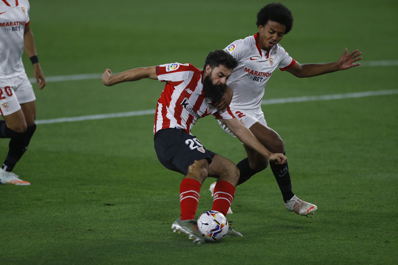 Koundé disputa el balón con Villalibre.